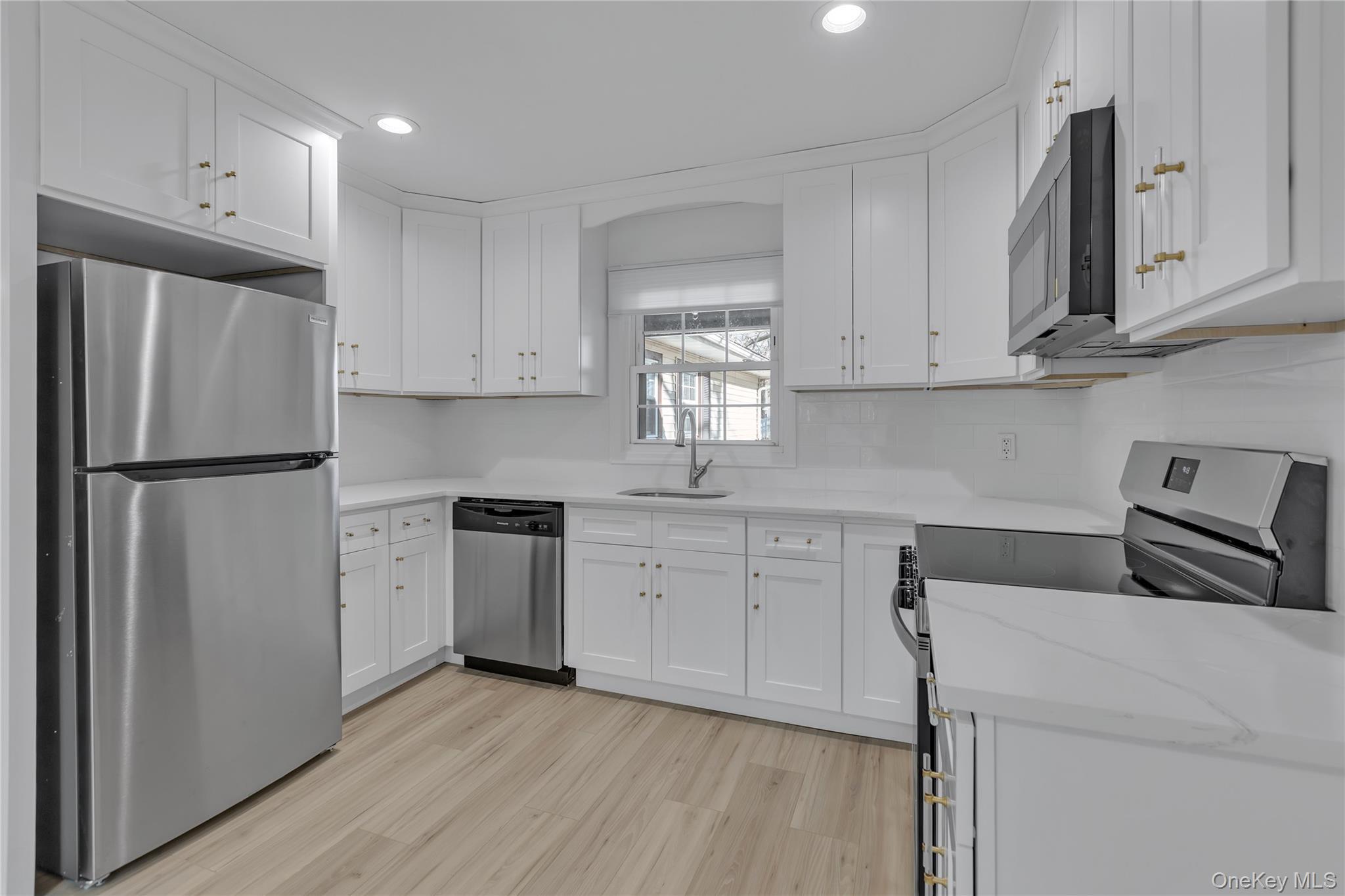 Single Family Hillsdale Suffolk County, NY 11727, MLS-935042-8