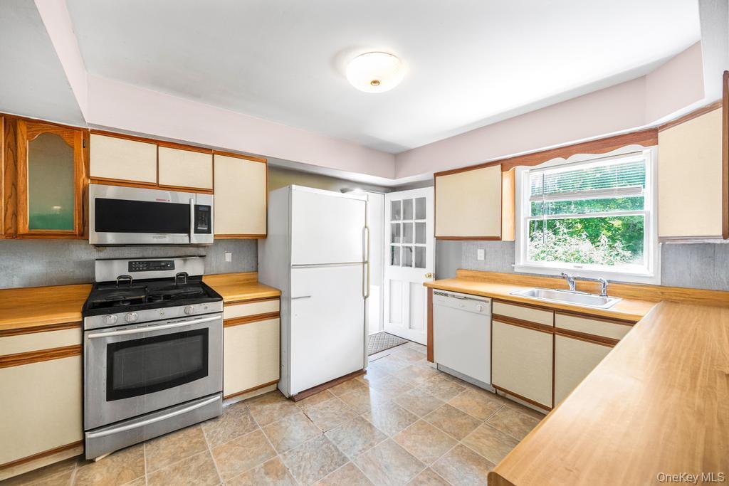 Single Family Cooks  Suffolk County, NY 11977, MLS-935189-24