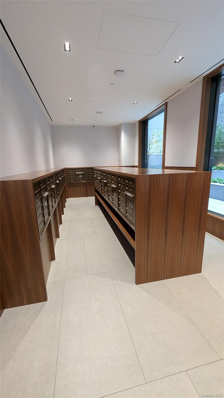 Apartment 47th  Manhattan, NY 10017, MLS-935222-21