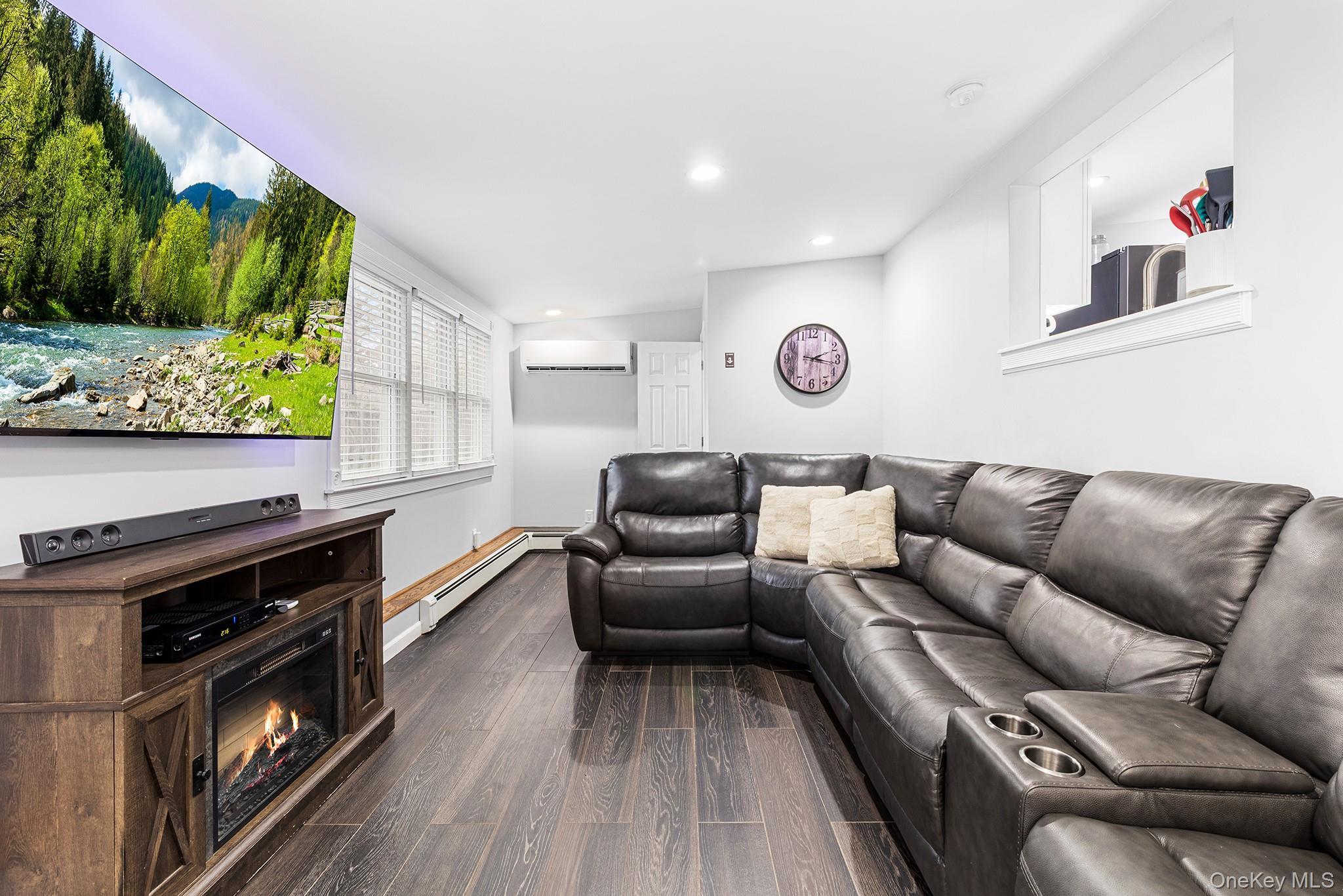 Single Family Neighborhood  Suffolk County, NY 11951, MLS-935338-7