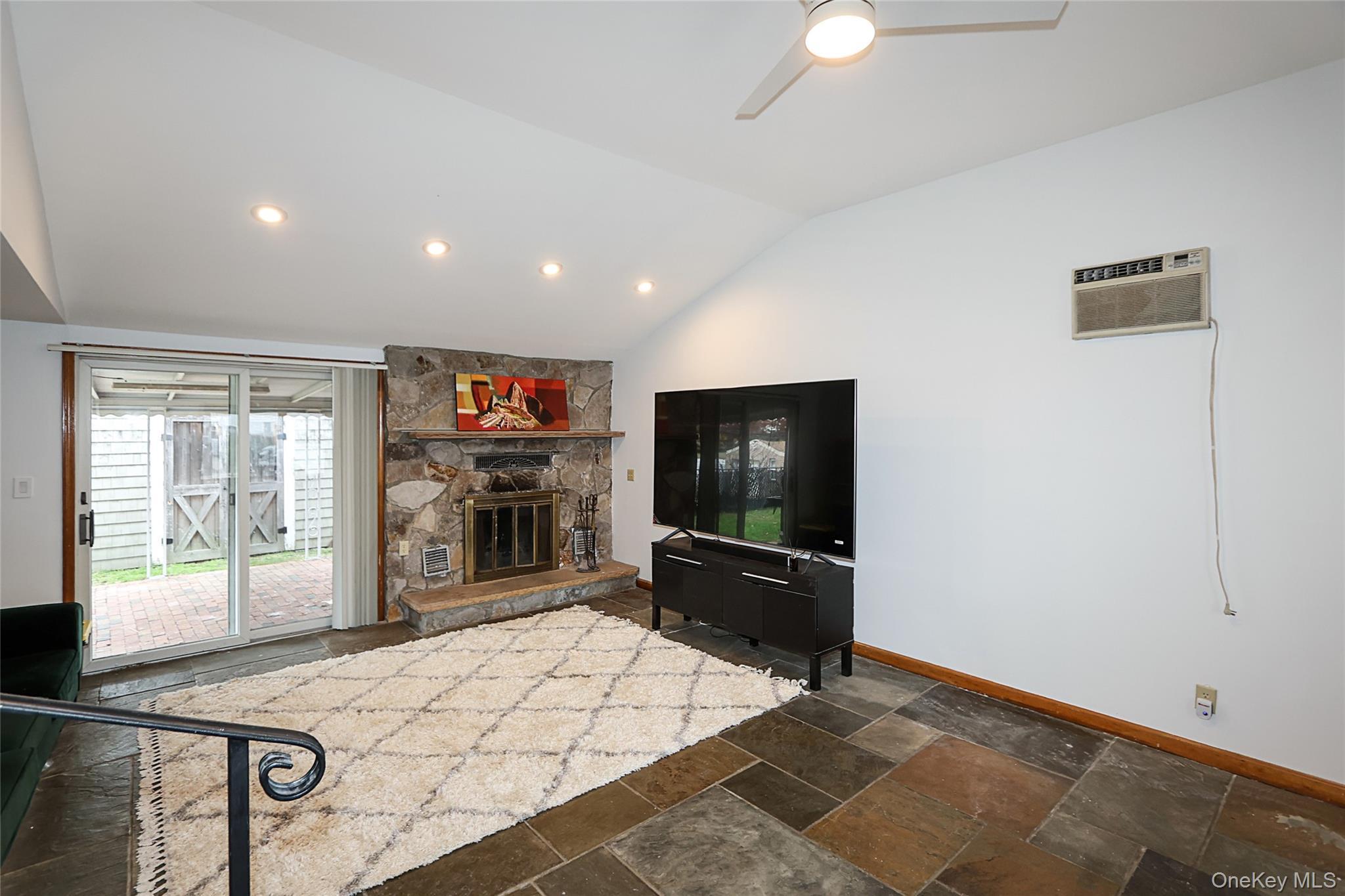 Single Family East Nassau County, NY 11542, MLS-935788-12