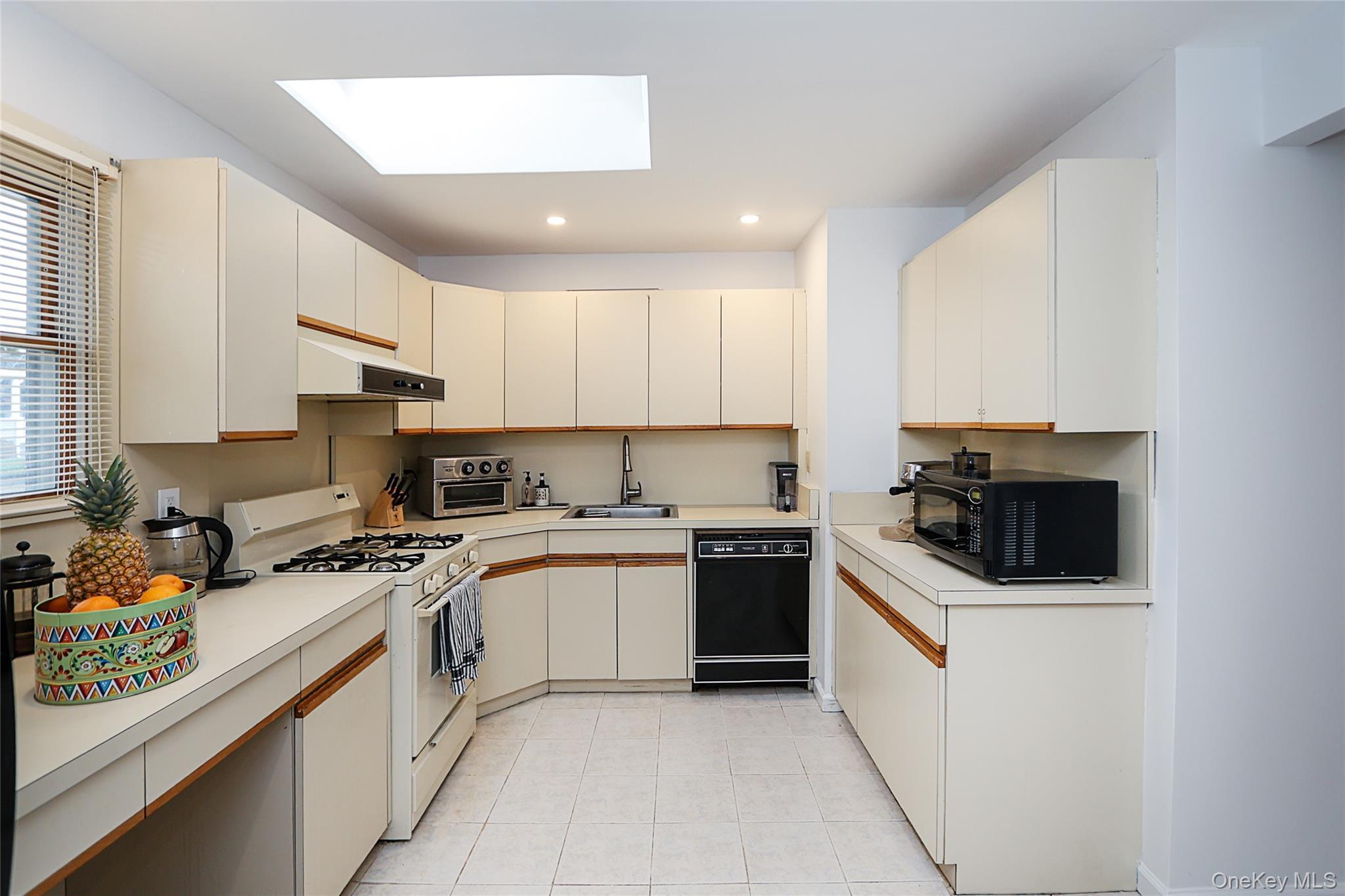 Single Family East Nassau County, NY 11542, MLS-935788-8