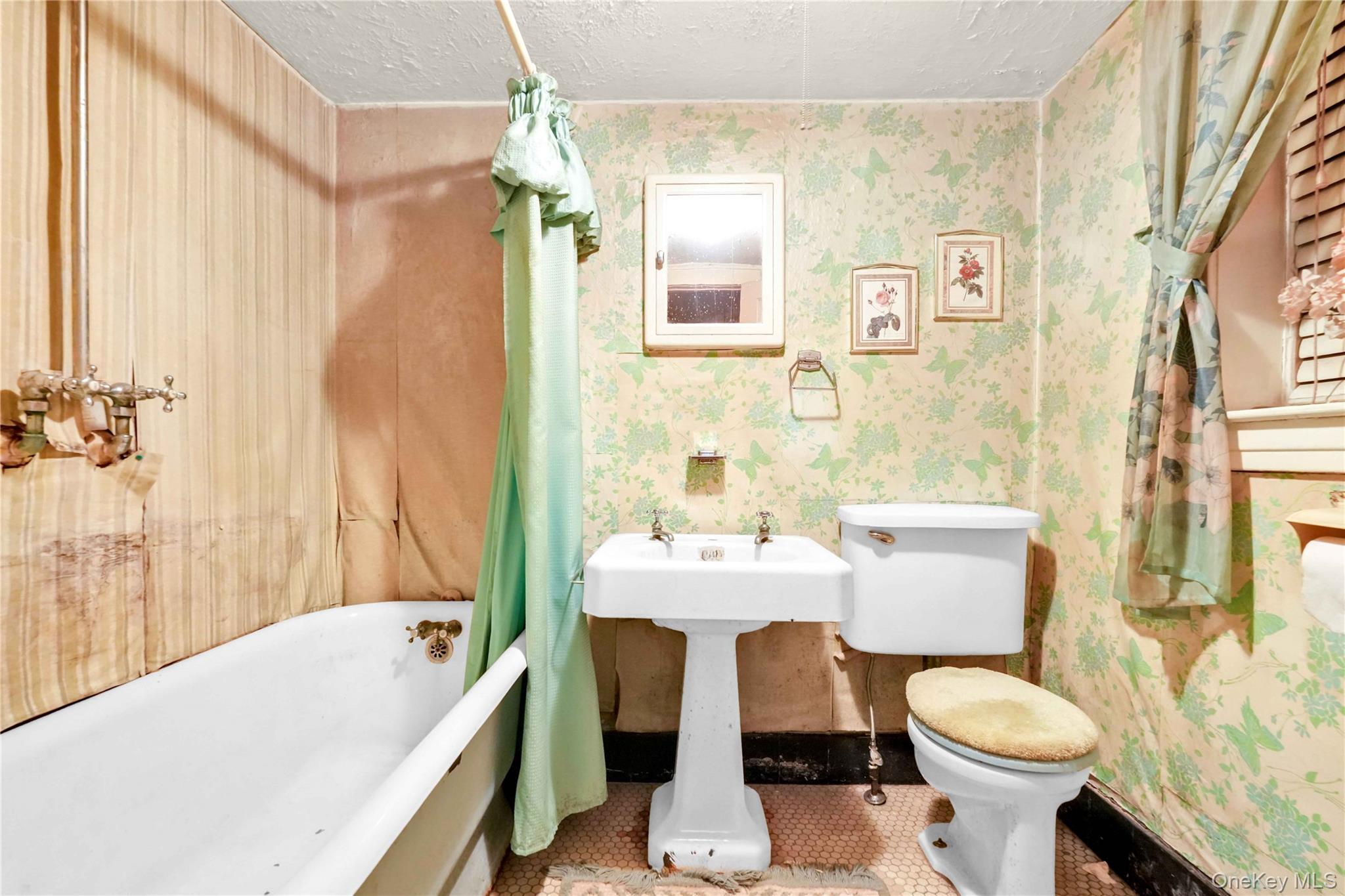 Single Family 60th Queens, NY 11378, MLS-936132-24