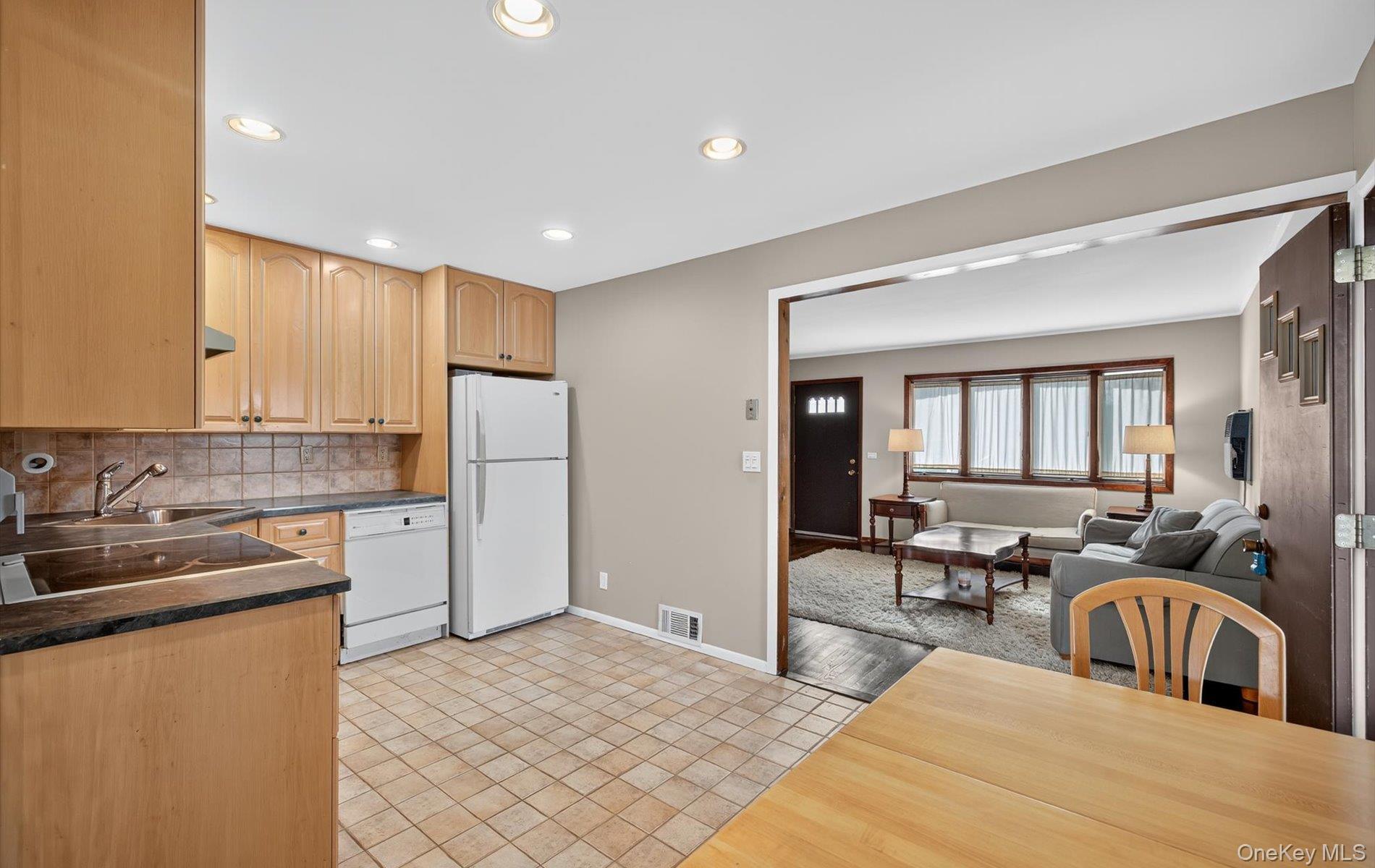 Single Family Virginia Nassau County, NY 11803, MLS-936204-11