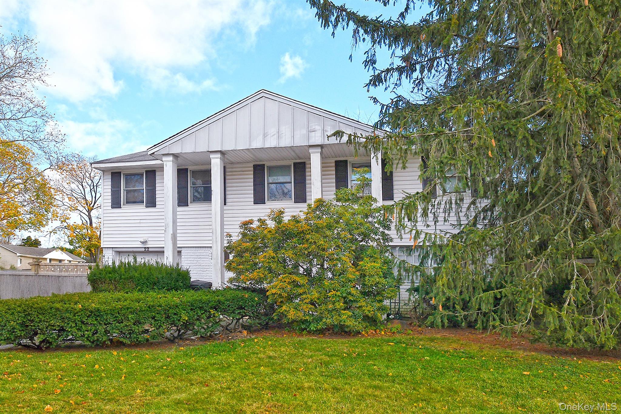 Single Family Suttonwood  Suffolk County, NY 11725, MLS-936340-2