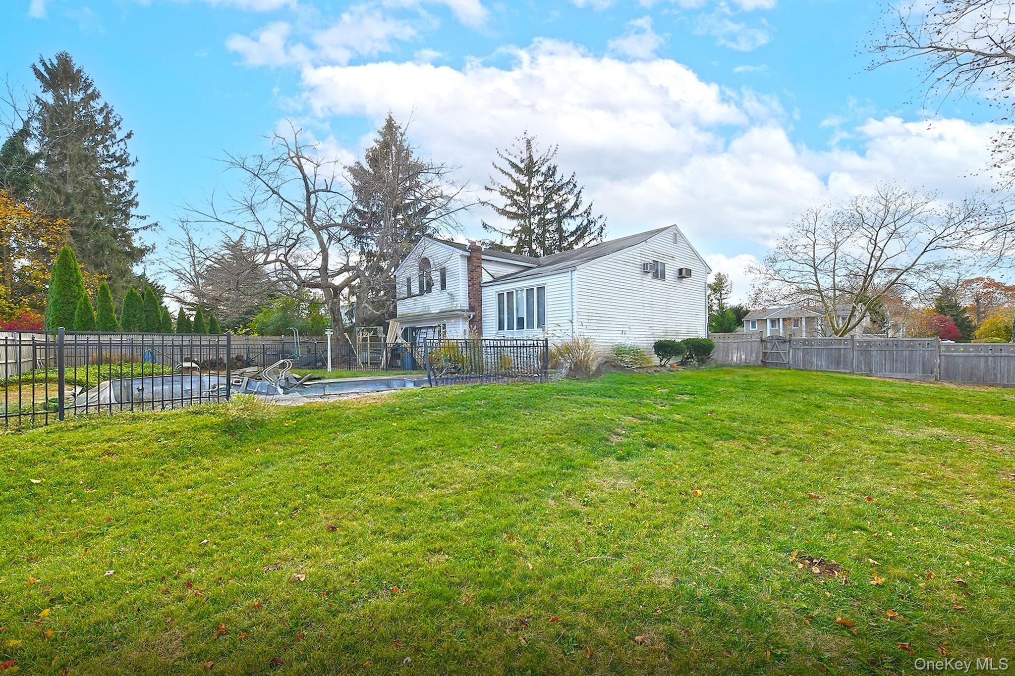 Single Family Suttonwood  Suffolk County, NY 11725, MLS-936340-6