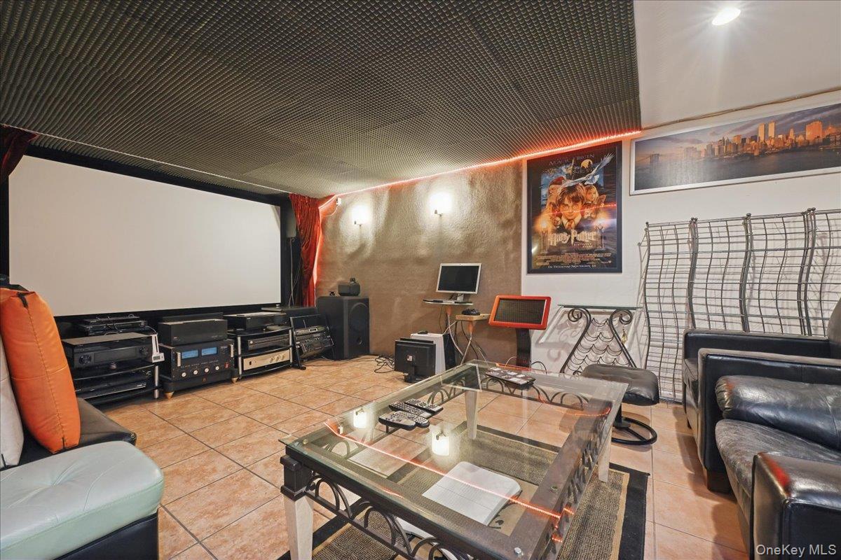 Condo Douglaston  Queens, NY 11362, MLS-936577-21