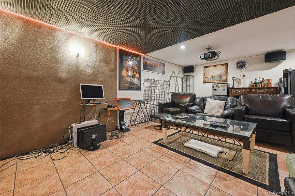 Condo Douglaston  Queens, NY 11362, MLS-936577-22