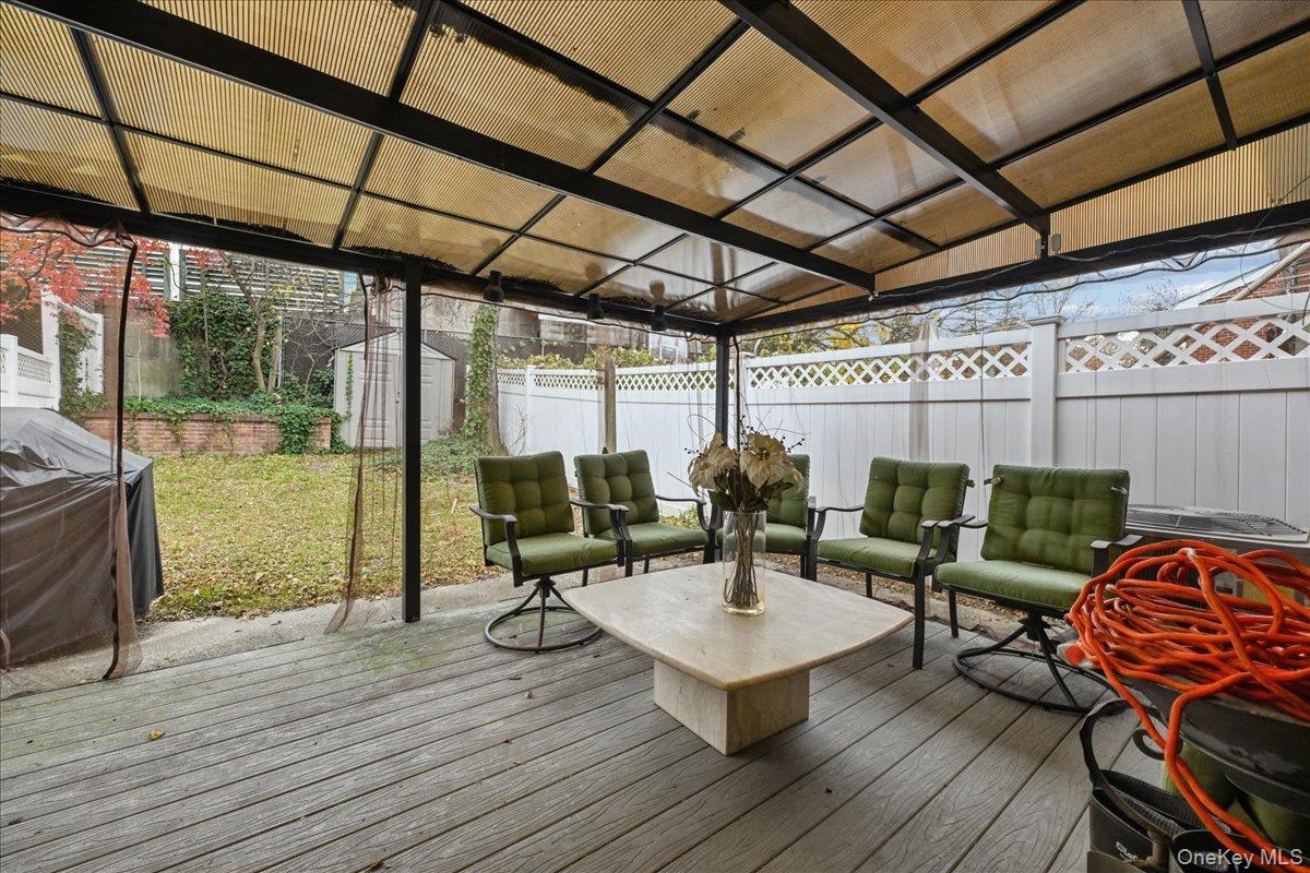 Condo Douglaston  Queens, NY 11362, MLS-936577-23