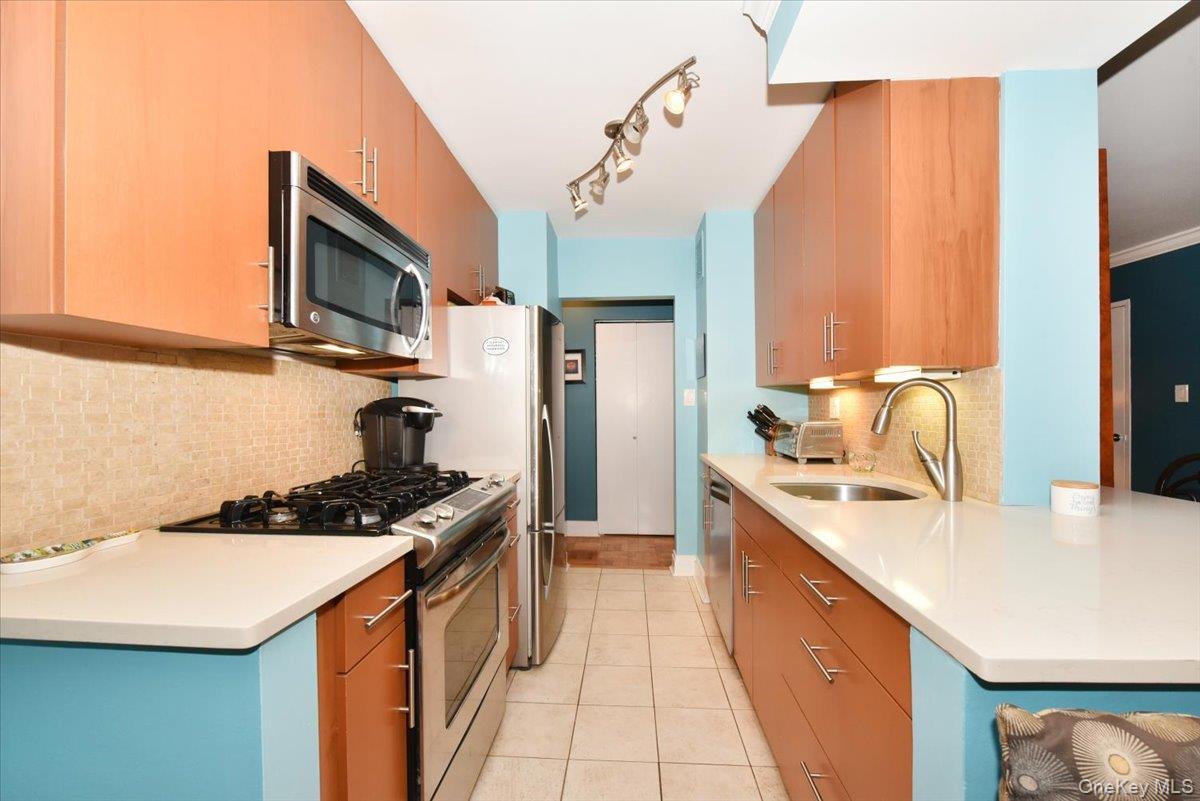 Coop 215 Queens, NY 11360, MLS-936916-20