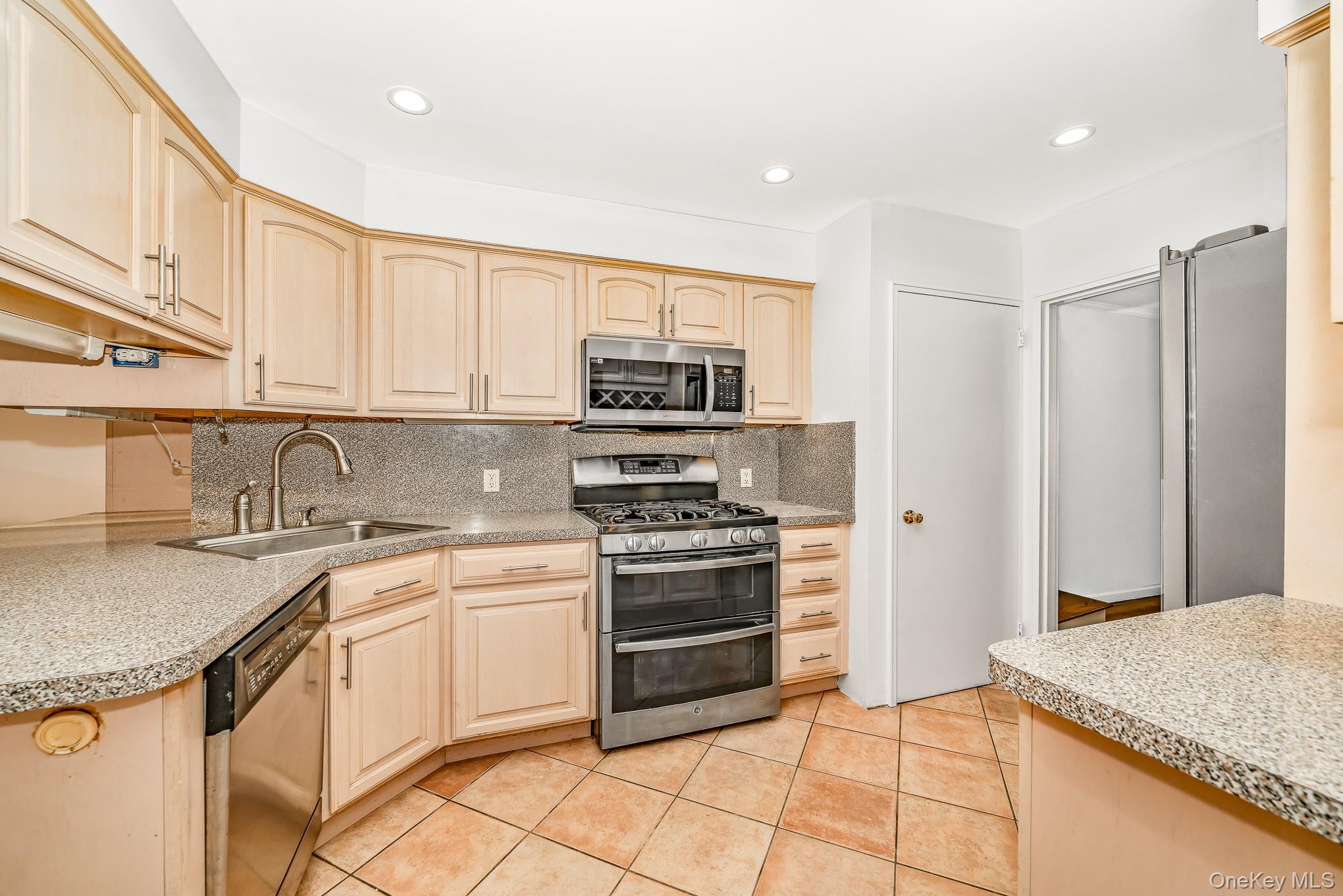 Single Family Brewster Gate  Nassau County, NY 11758, MLS-937016-11