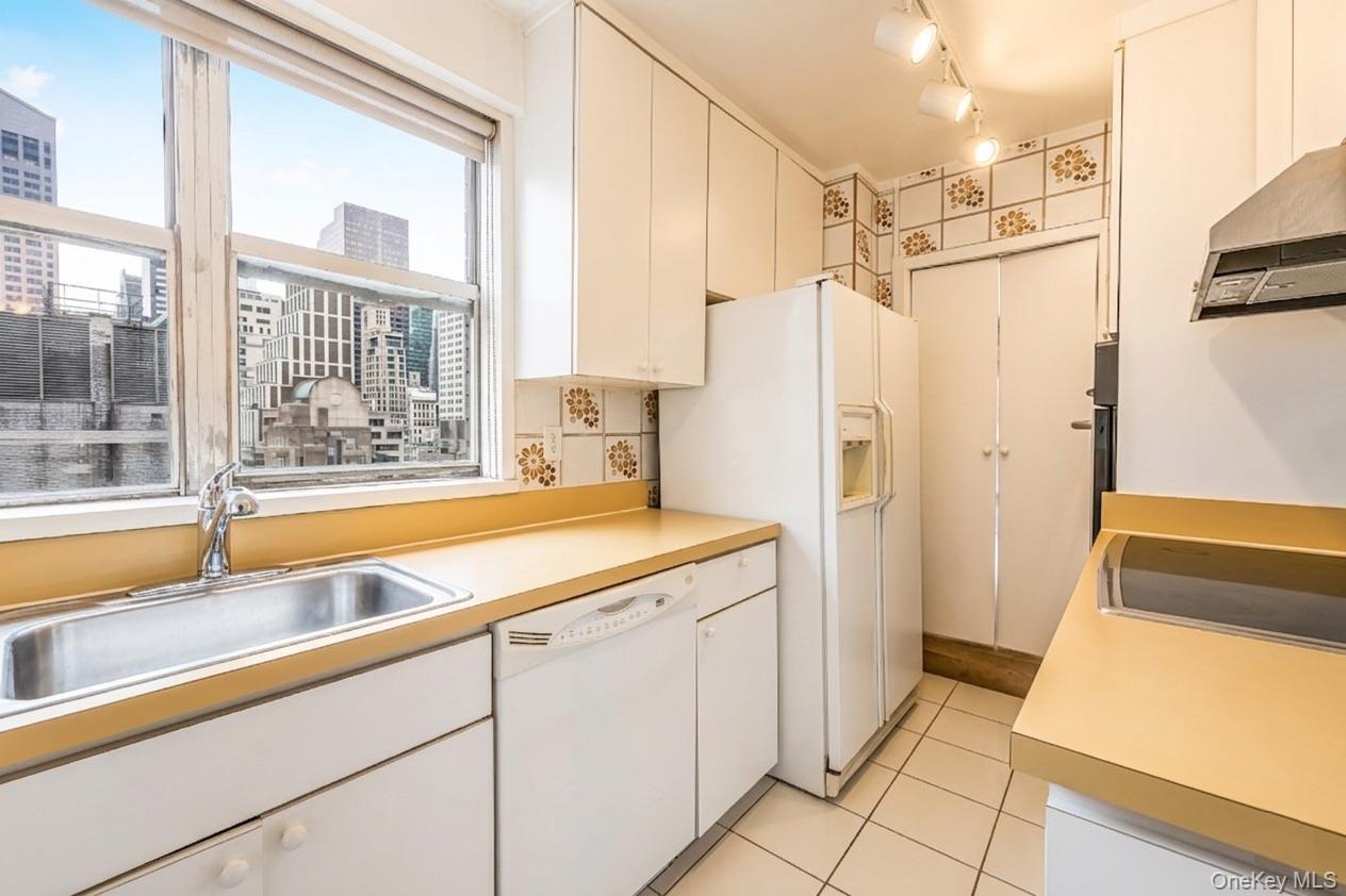 Condo 55th  Manhattan, NY 10019, MLS-937053-3