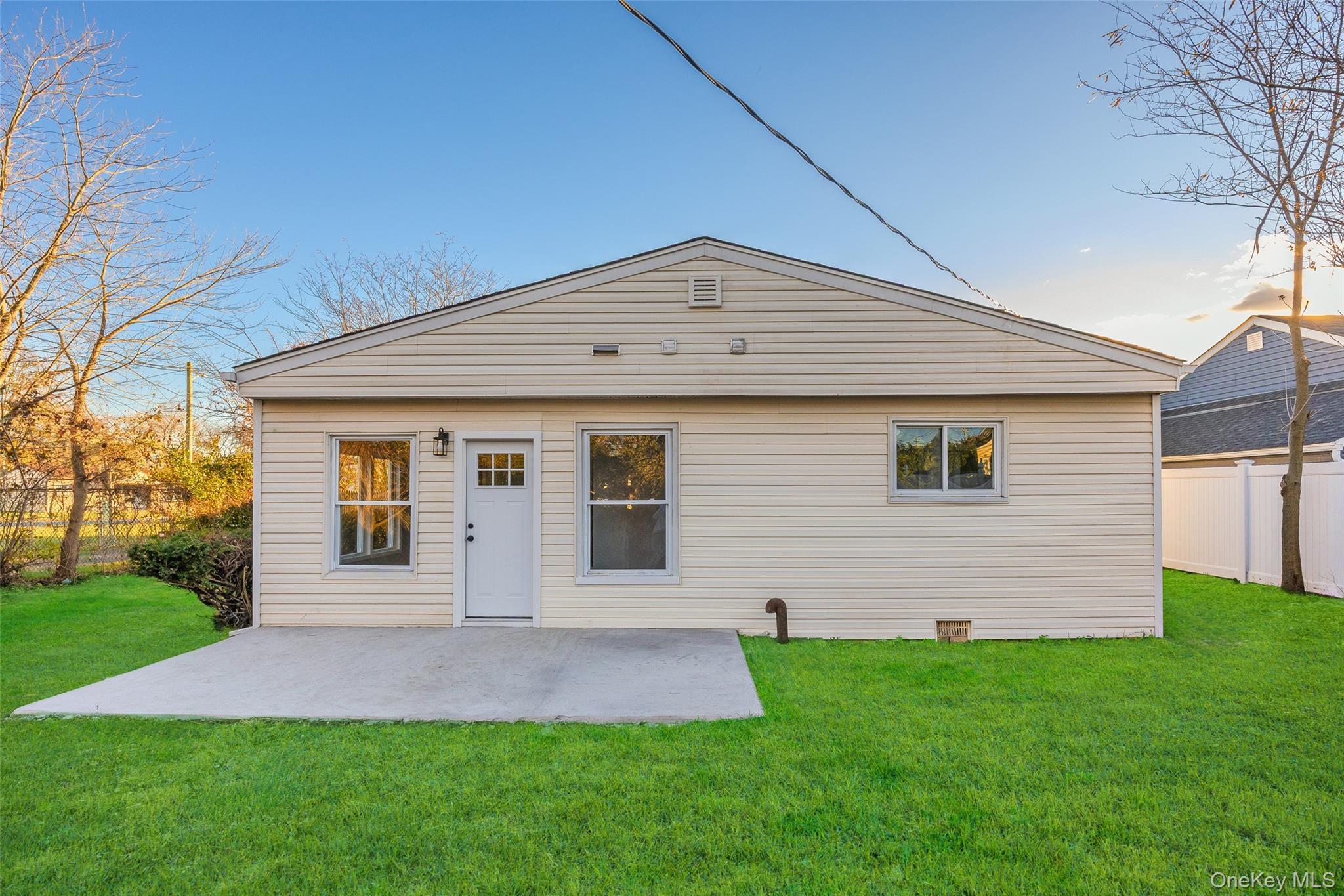 Single Family Somerset Suffolk County, NY 11701, MLS-937723-27