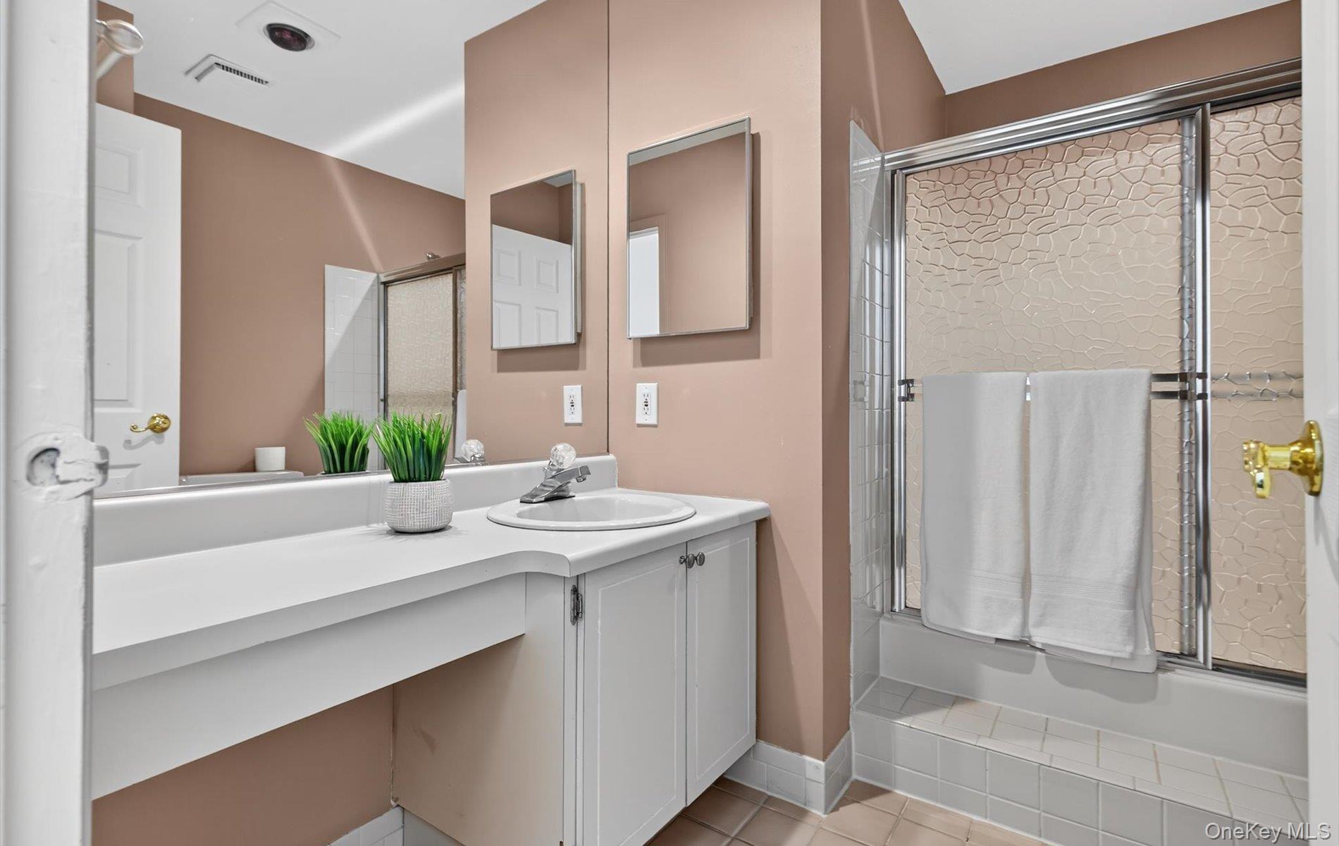 Condo Glen  Nassau County, NY 11791, MLS-938050-19