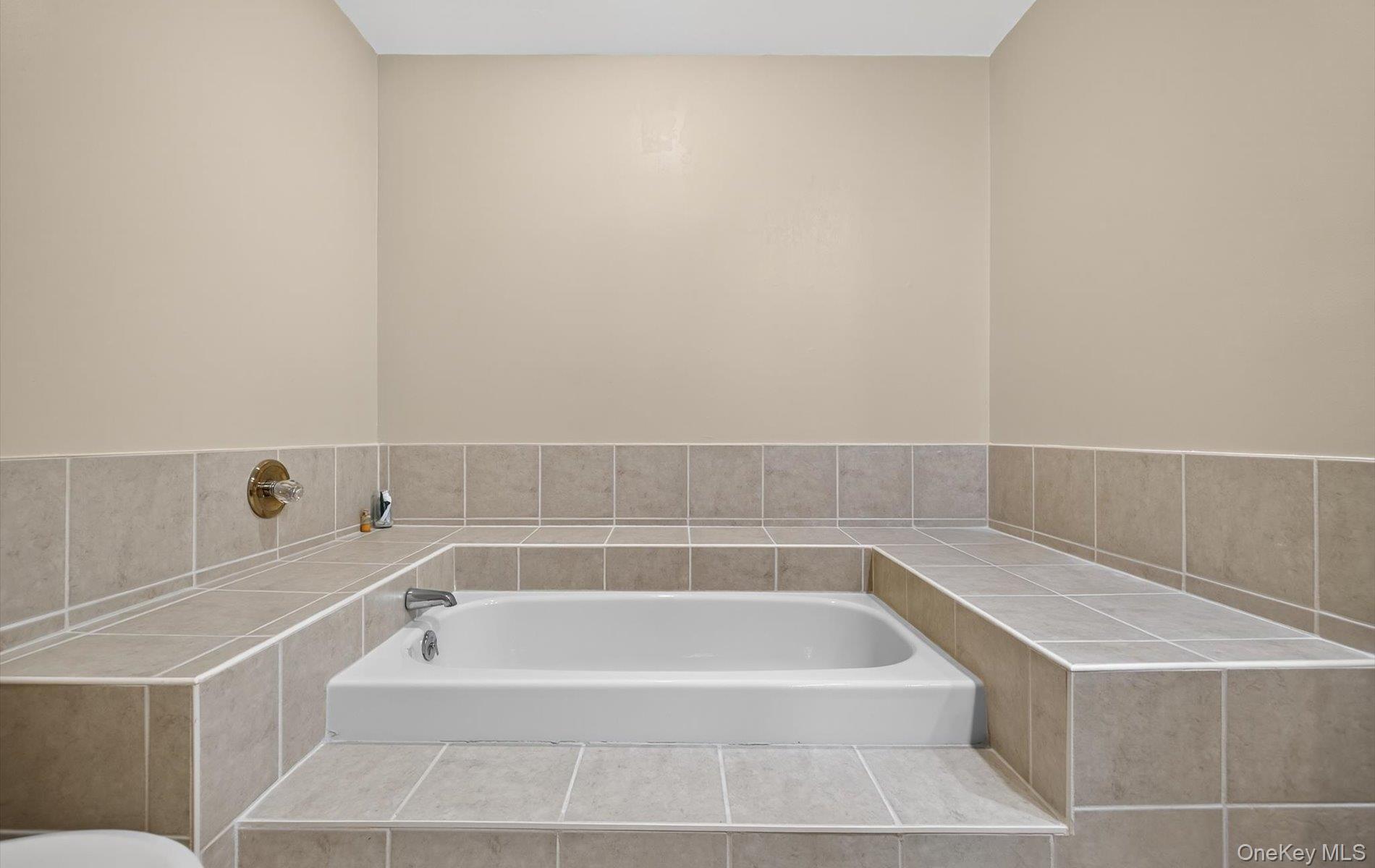 Condo Glen  Nassau County, NY 11791, MLS-938050-27