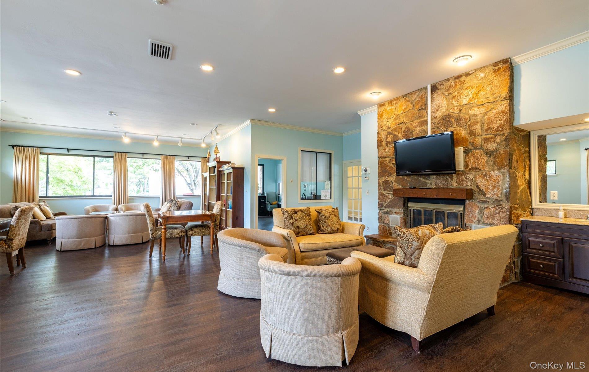 Condo Glen  Nassau County, NY 11791, MLS-938050-35