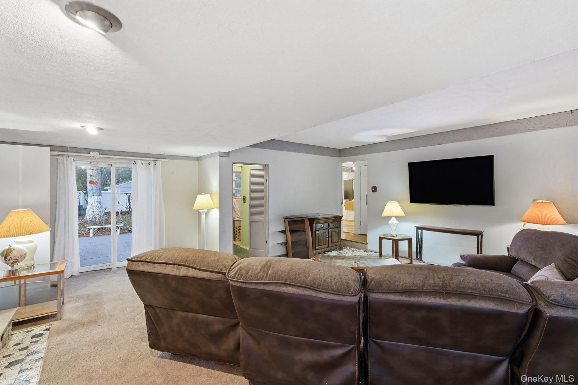 Single Family Val Suffolk County, NY 11741, MLS-938389-6