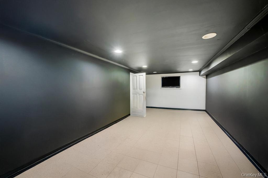 Single Family Winthrop Nassau County, NY 11553, MLS-938716-38