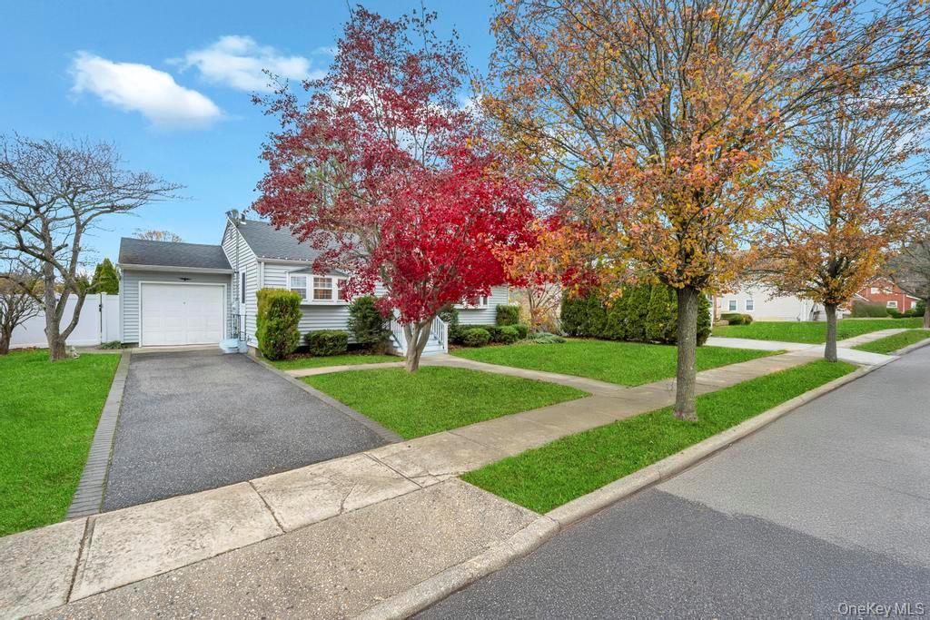 Single Family Oak  Nassau County, NY 11735, MLS-938924-27