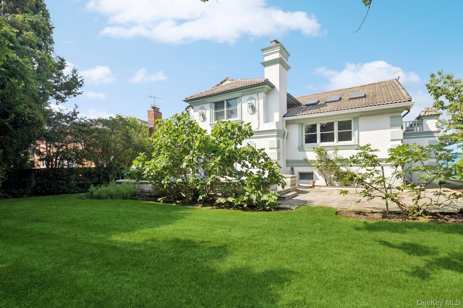 Single Family Little Neck Queens, NY 11360, MLS-938928-25