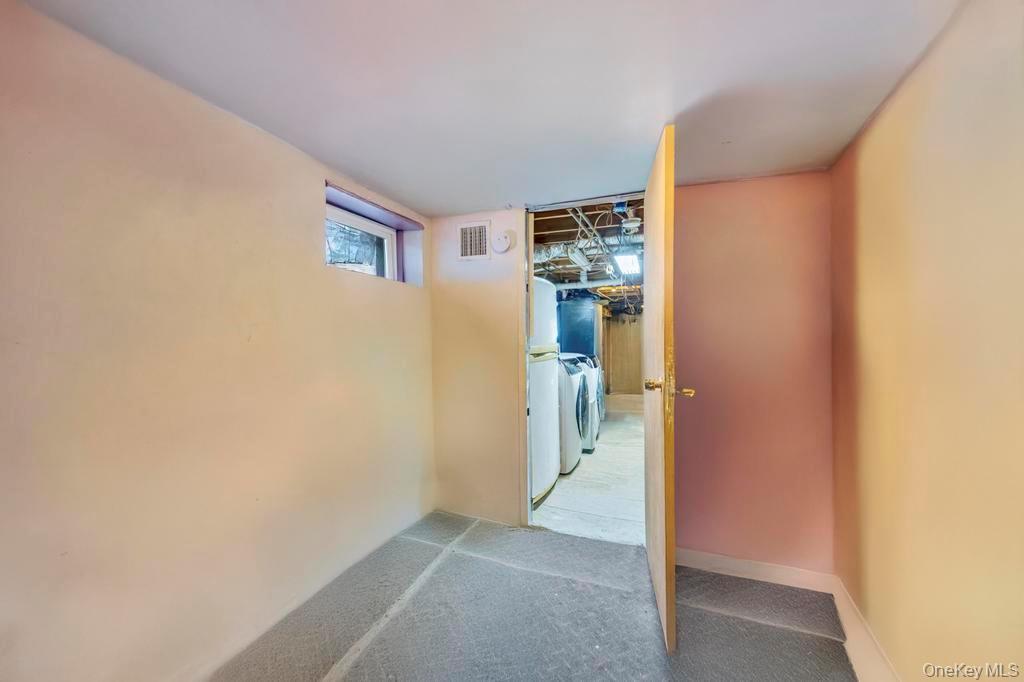 Single Family Urn Suffolk County, NY 11717, MLS-939257-18