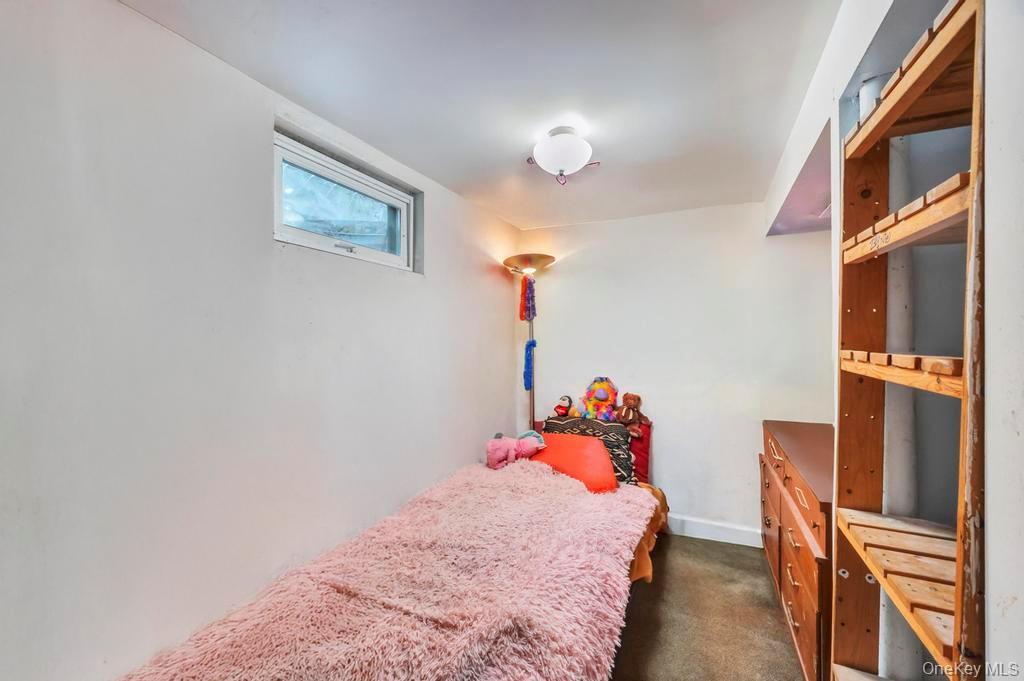 Single Family Urn Suffolk County, NY 11717, MLS-939257-19