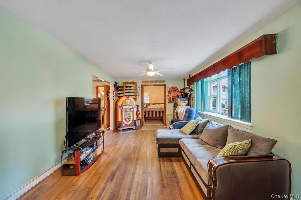 Single Family Urn Suffolk County, NY 11717, MLS-939257-4