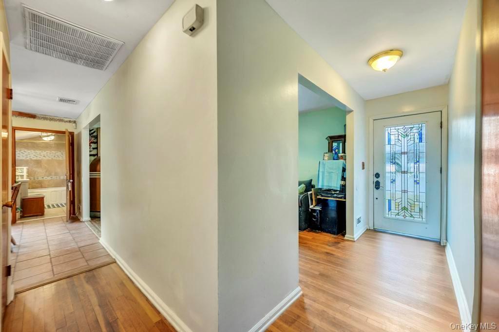 Single Family Urn Suffolk County, NY 11717, MLS-939257-5