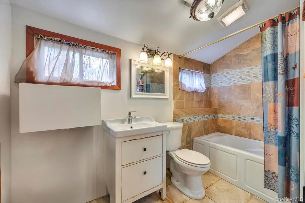 Single Family Urn Suffolk County, NY 11717, MLS-939257-8