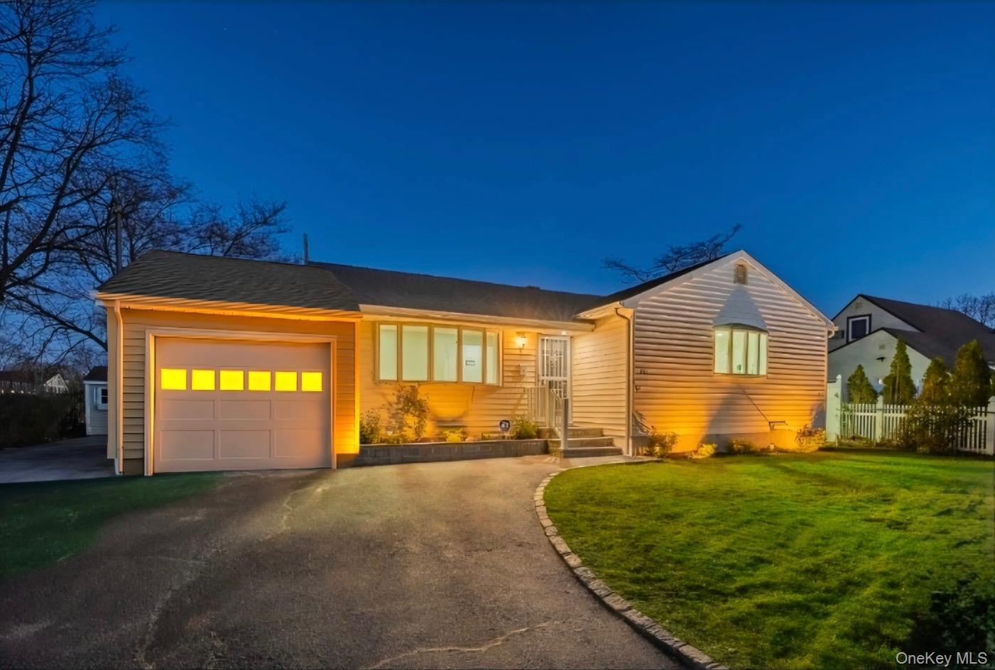 Single Family Hilltop Suffolk County, NY 11717, MLS-939512-2