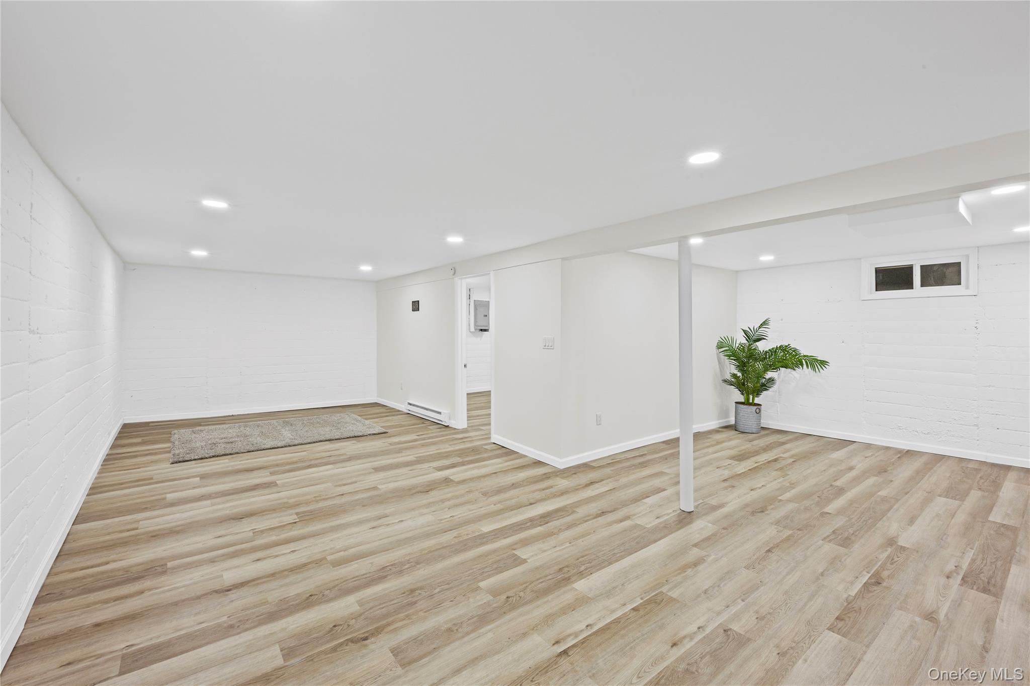 Single Family Hilltop Suffolk County, NY 11717, MLS-939512-21