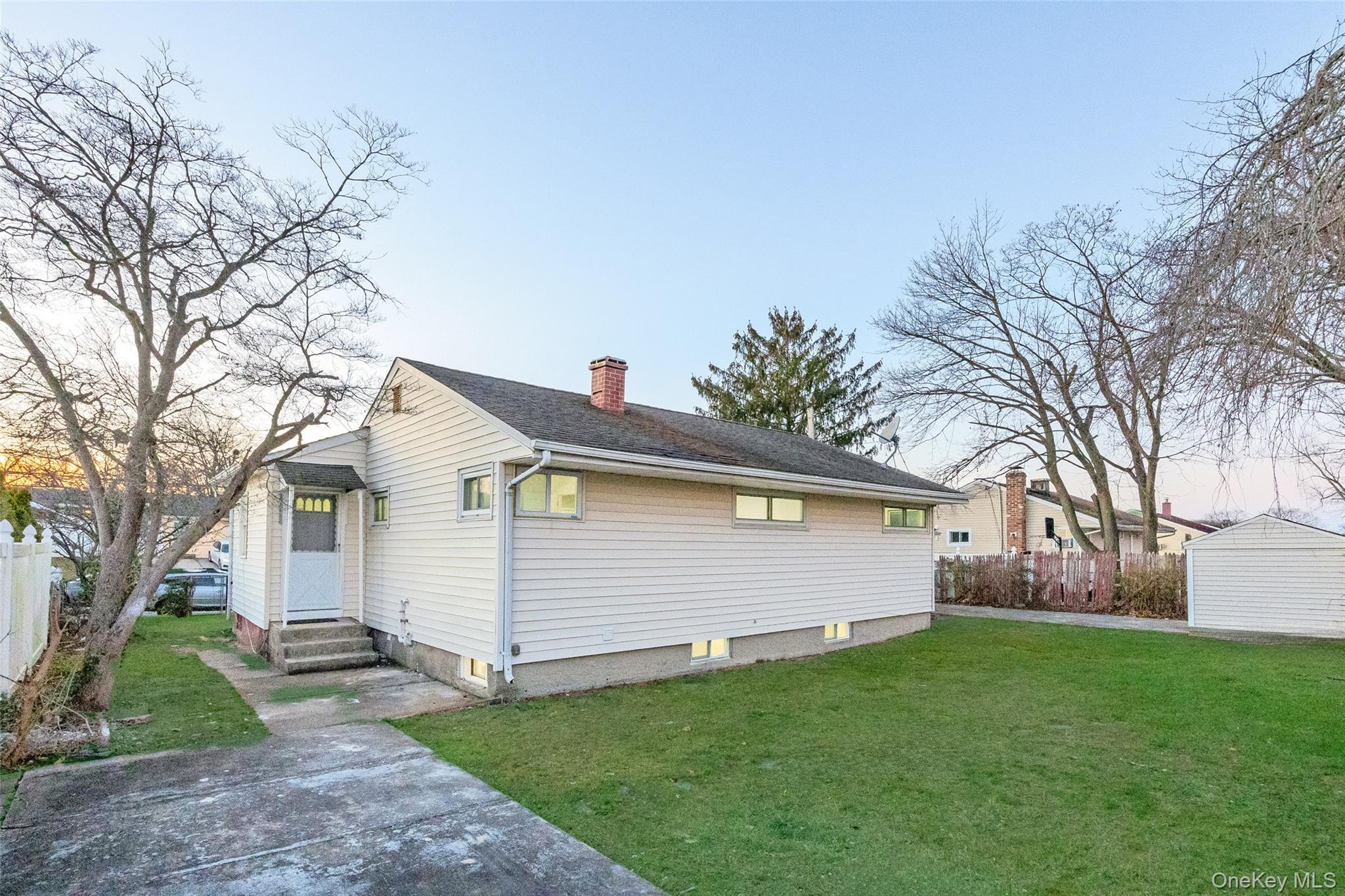 Single Family Hilltop  Suffolk County, NY 11717, MLS-939512-29