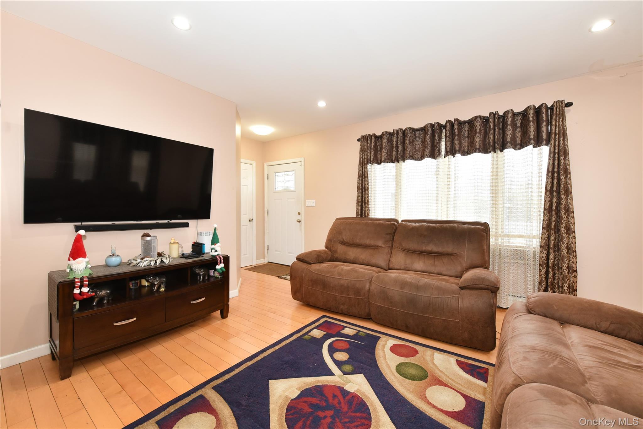 Single Family Stewart Nassau County, NY 11550, MLS-939619-9