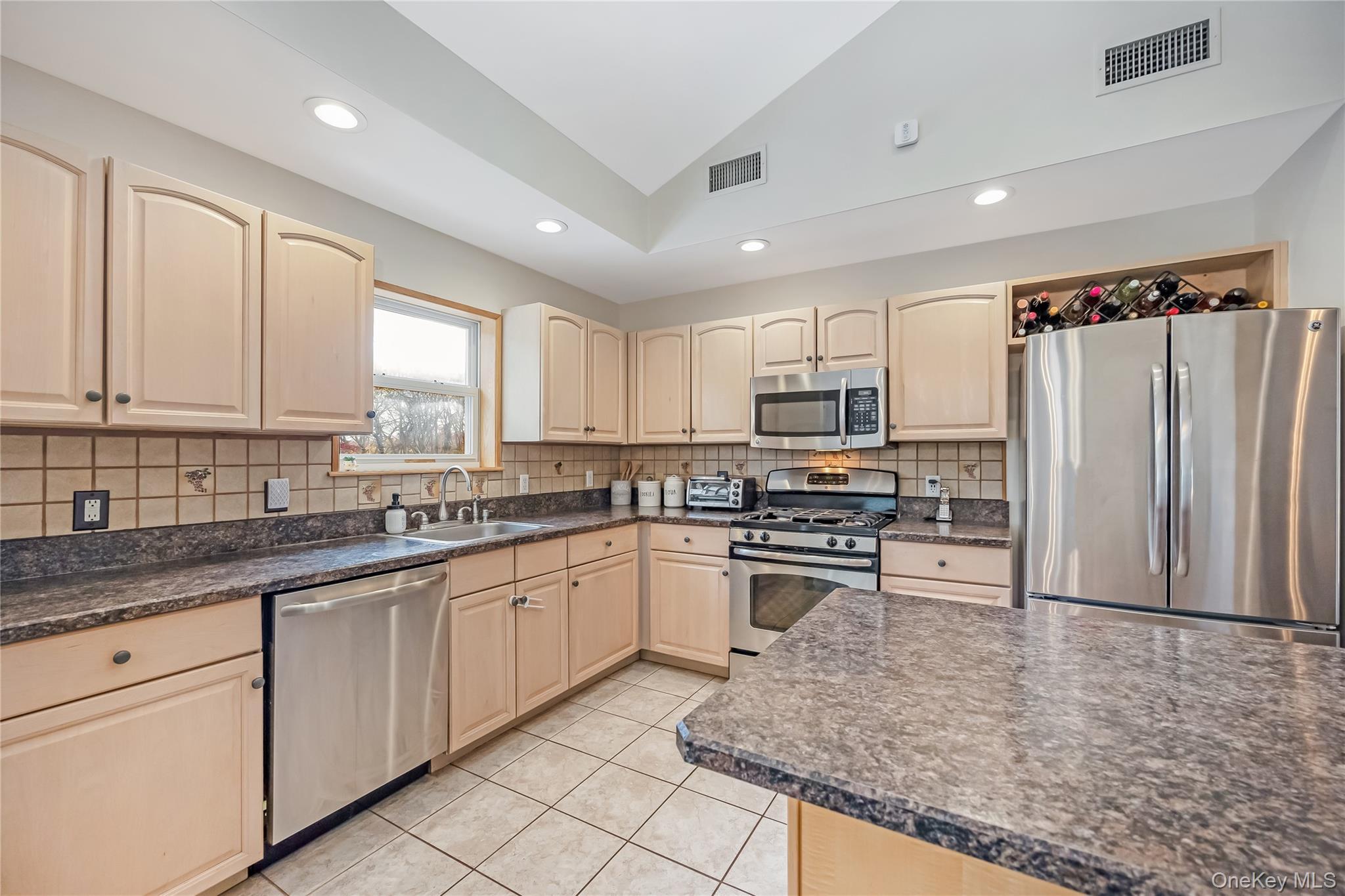 Single Family Boston Suffolk County, NY 11706, MLS-939748-14