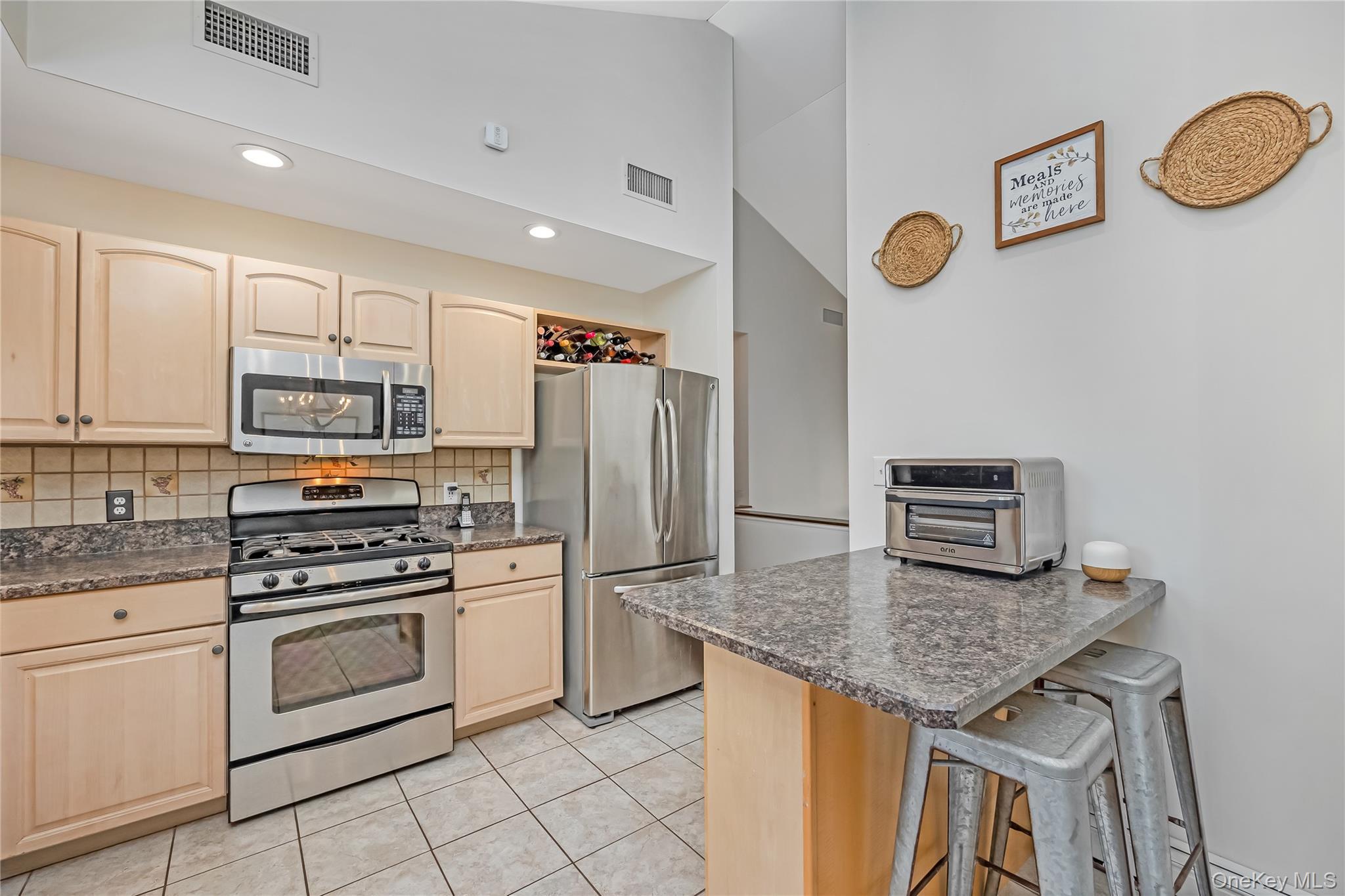 Single Family Boston Suffolk County, NY 11706, MLS-939748-16