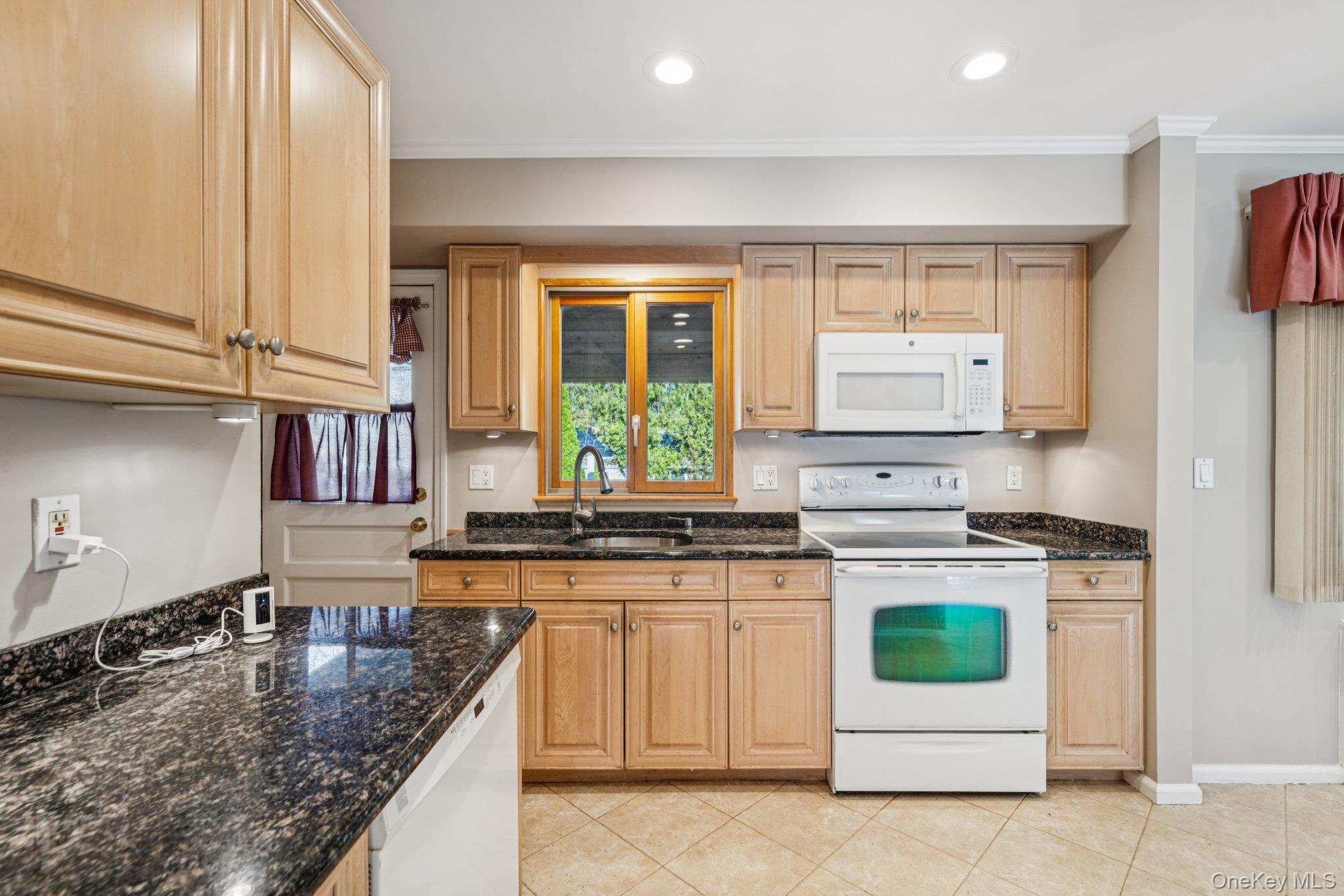 Single Family Silver Suffolk County, NY 11746, MLS-939767-8