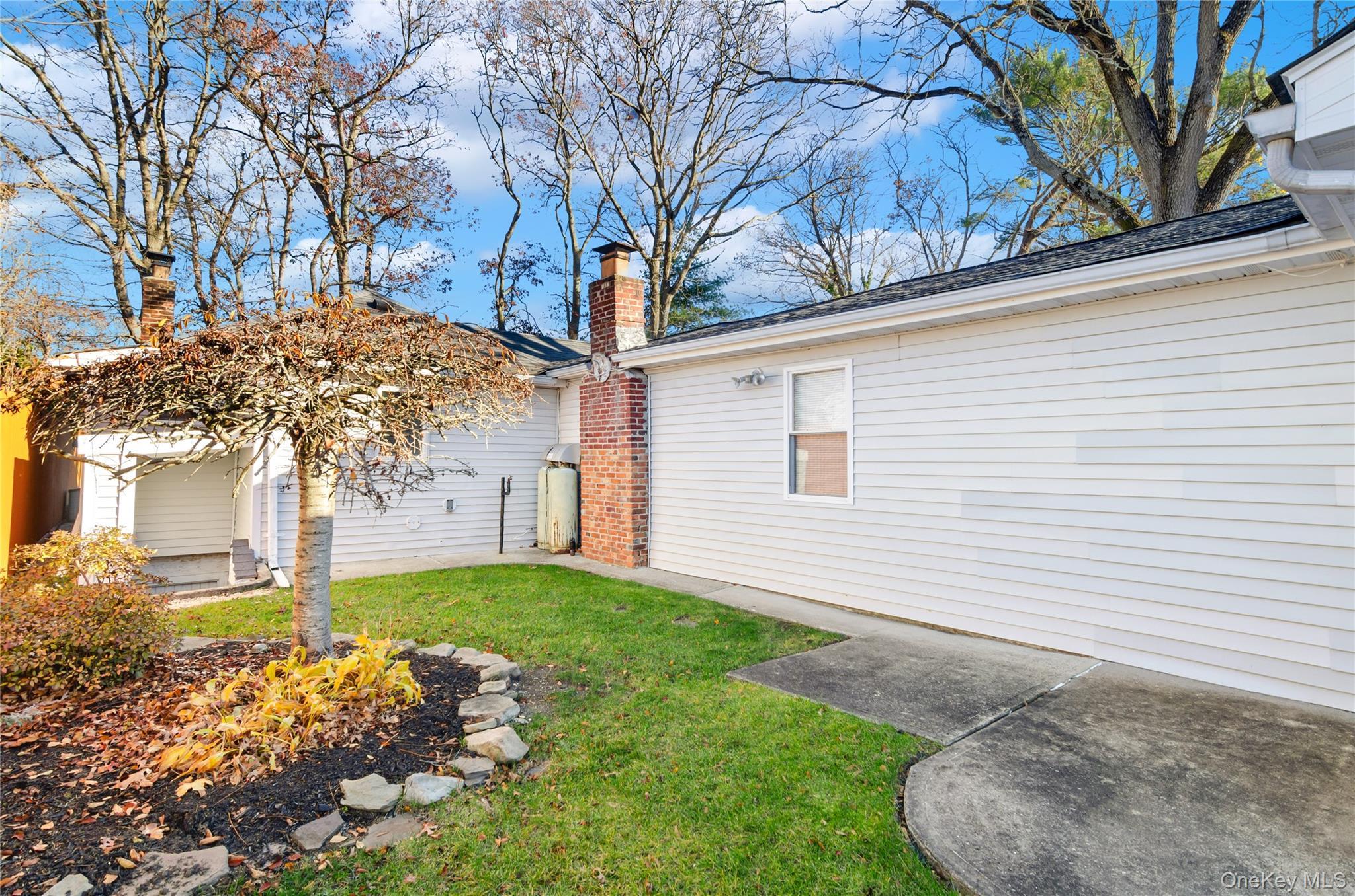 Single Family 45th Suffolk County, NY 11751, MLS-939838-34