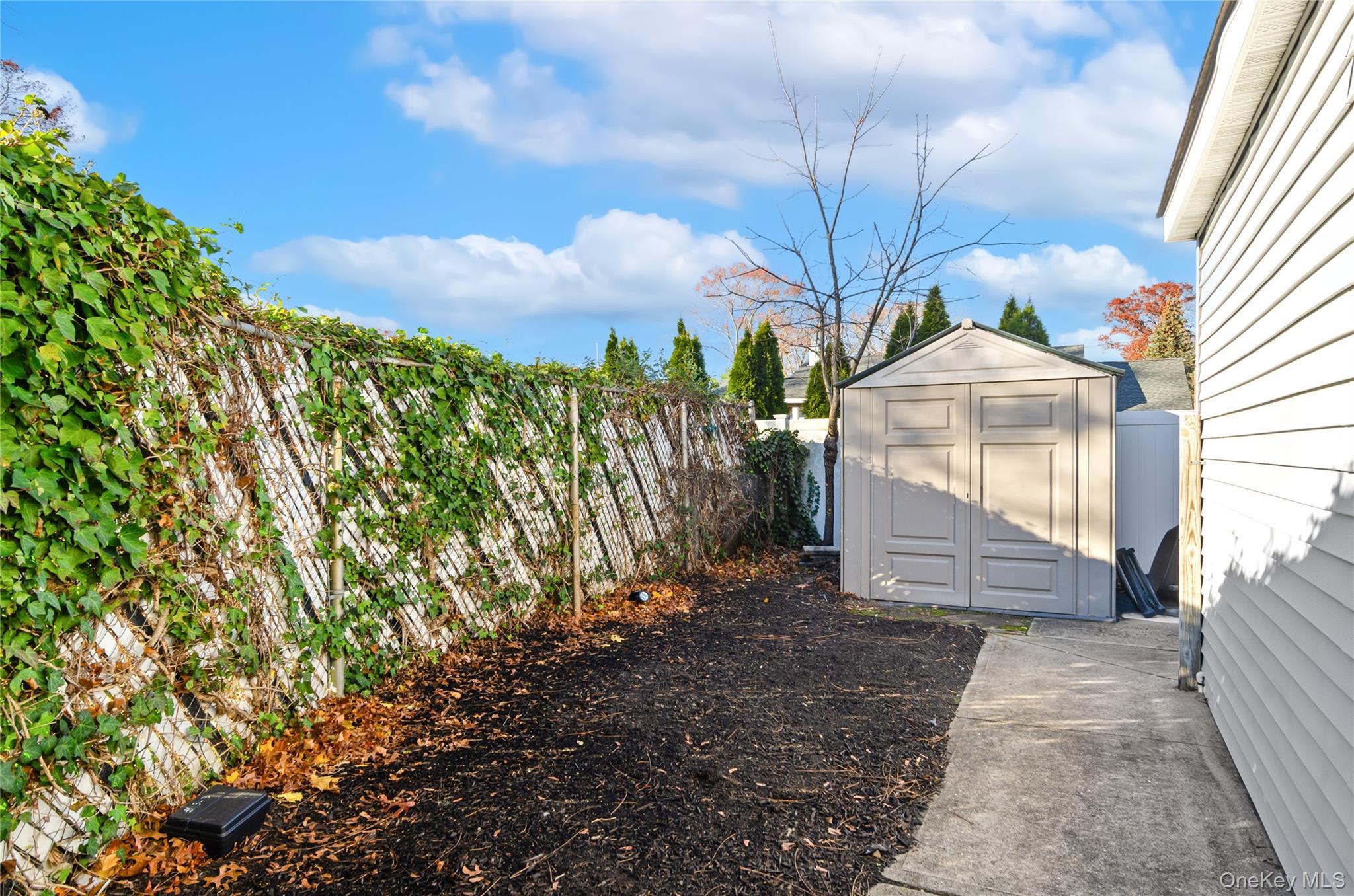 Single Family 45th Suffolk County, NY 11751, MLS-939838-35