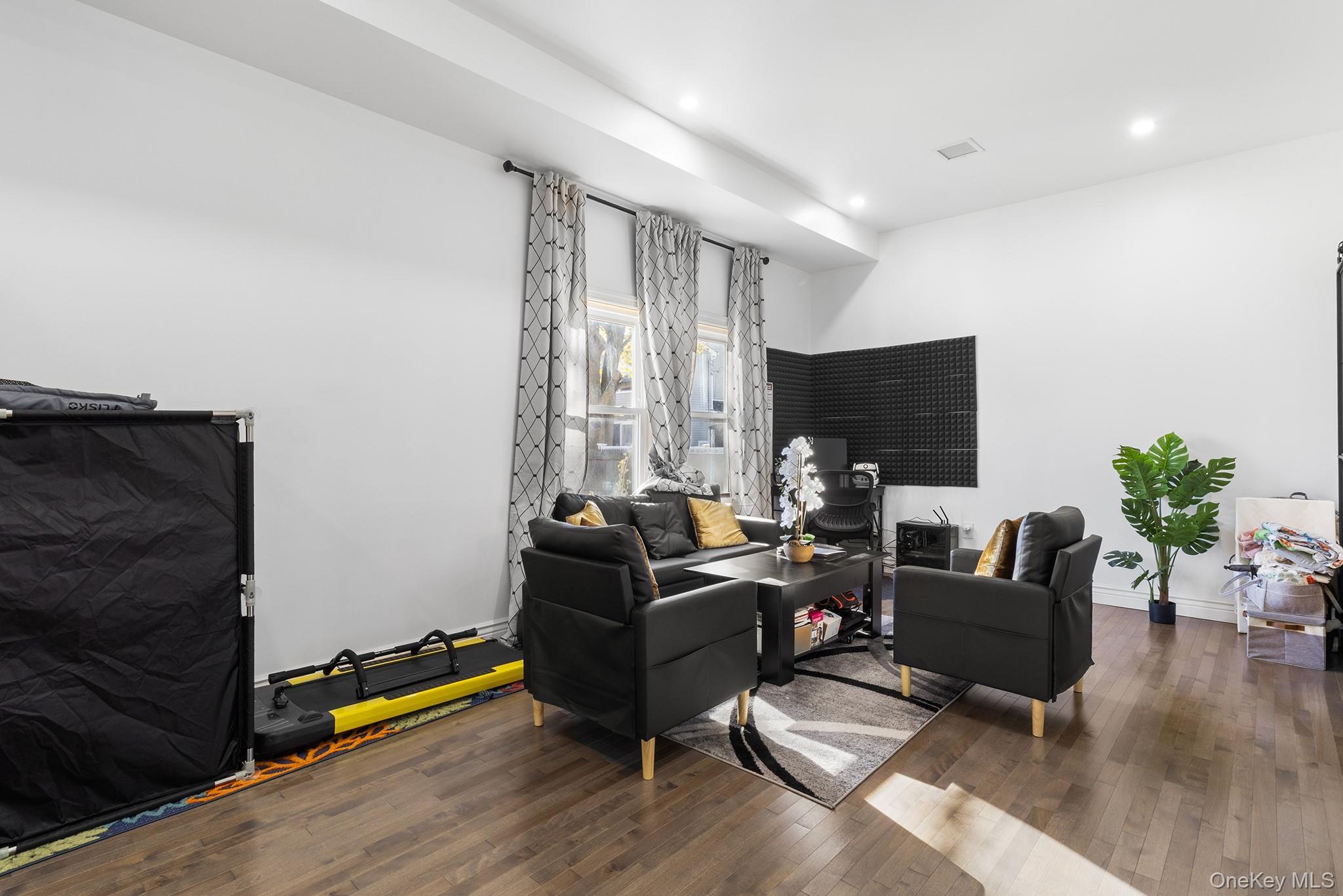 Single Family 17th Suffolk County, NY 11704, MLS-940135-18