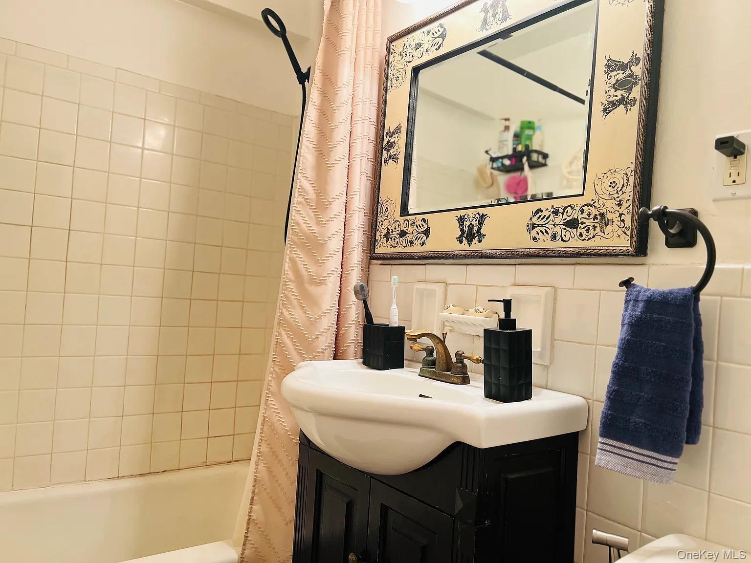 Apartment Little Neck Parkway  Queens, NY 11362, MLS-940201-22