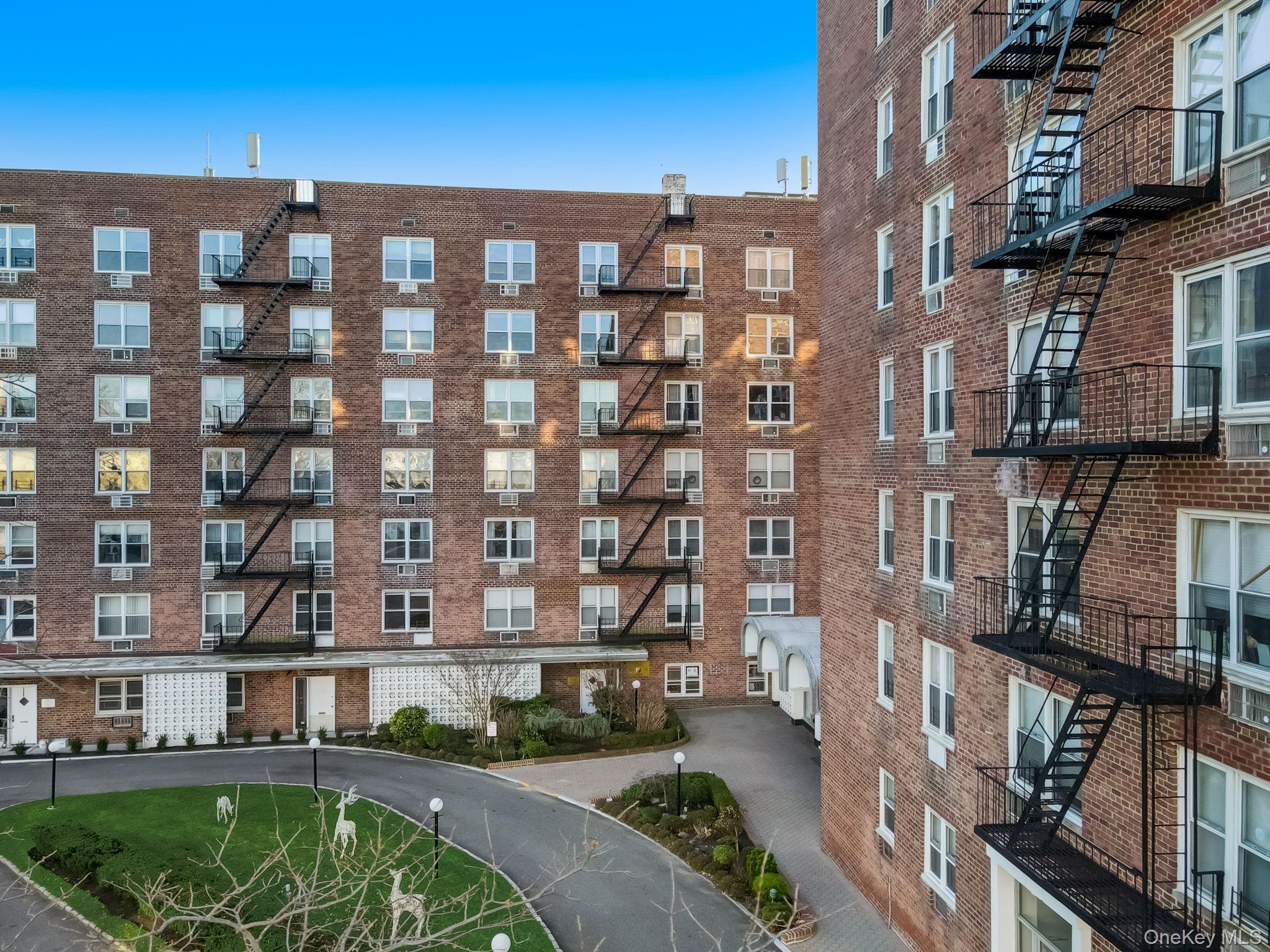 Apartment Little Neck Parkway  Queens, NY 11362, MLS-940201-4