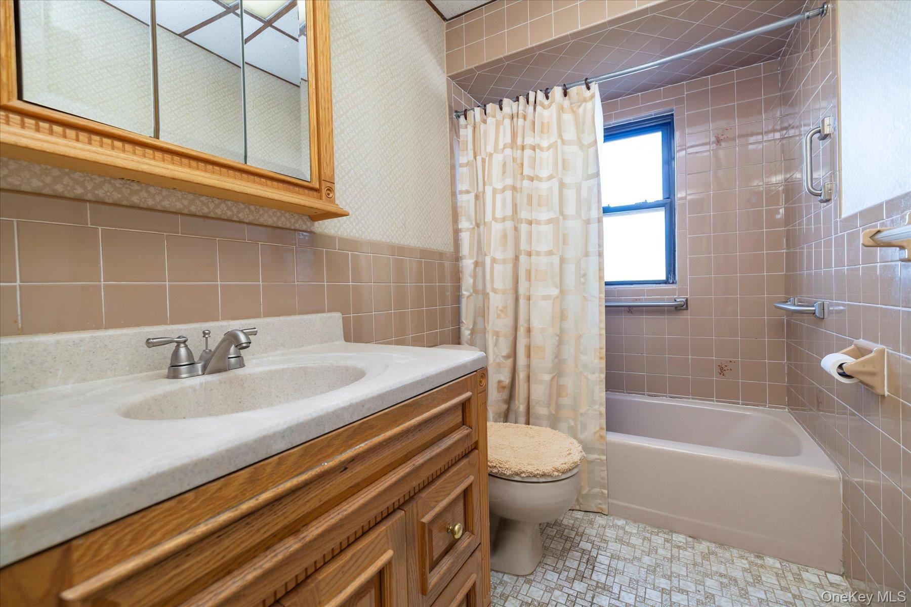 Single Family 66th Queens, NY 11378, MLS-940207-12