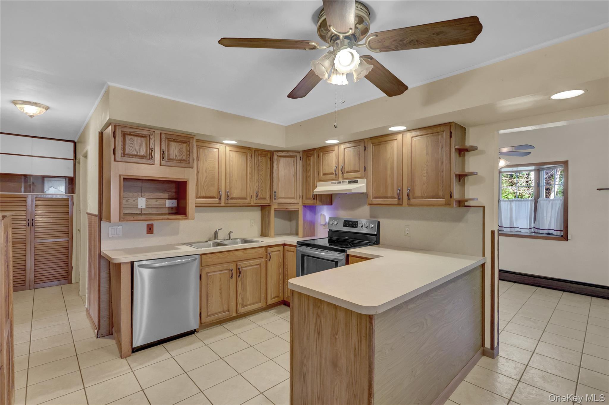 Single Family Welcome Nassau County, NY 11793, MLS-940403-7