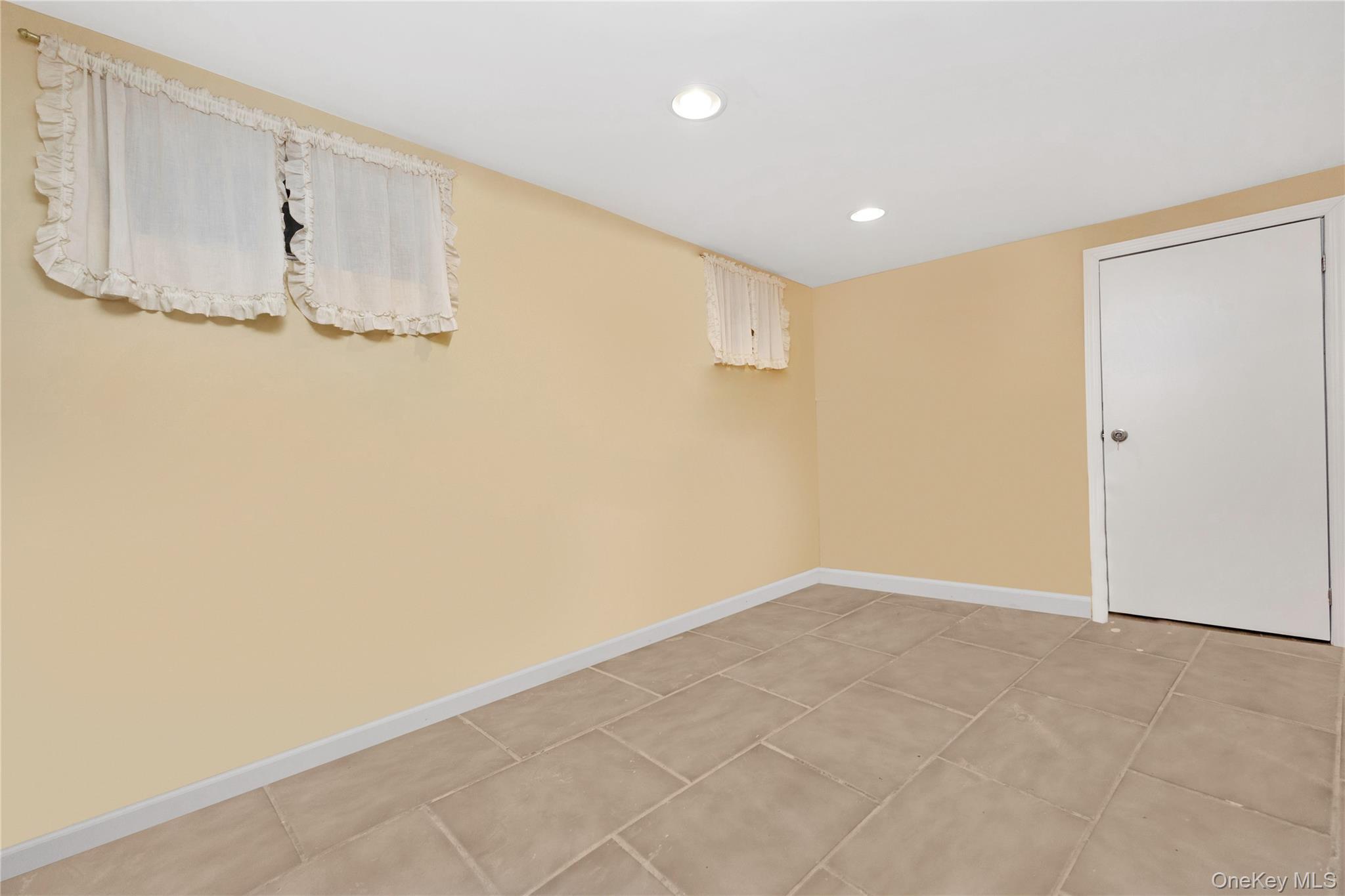 Single Family 59th Queens, NY 11378, MLS-940502-12