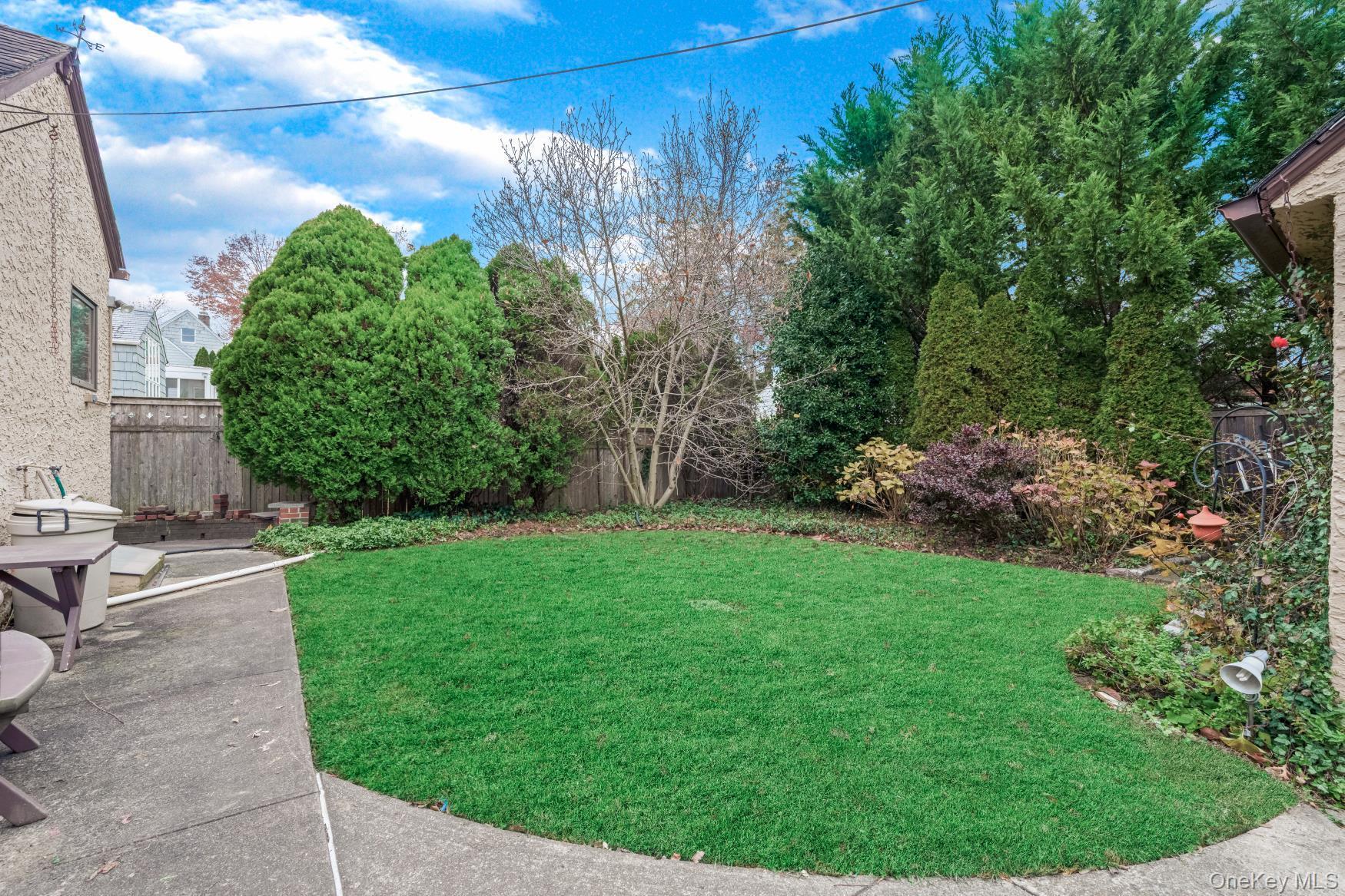 Single Family Richmond  Queens, NY 11363, MLS-940538-3