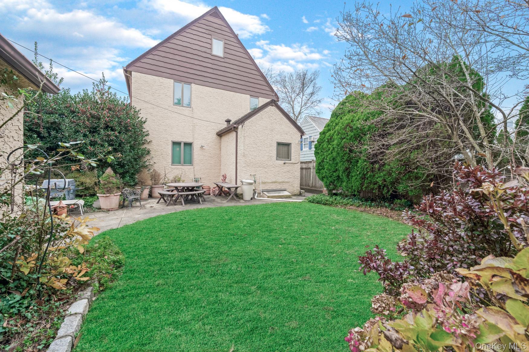 Single Family Richmond  Queens, NY 11363, MLS-940538-4