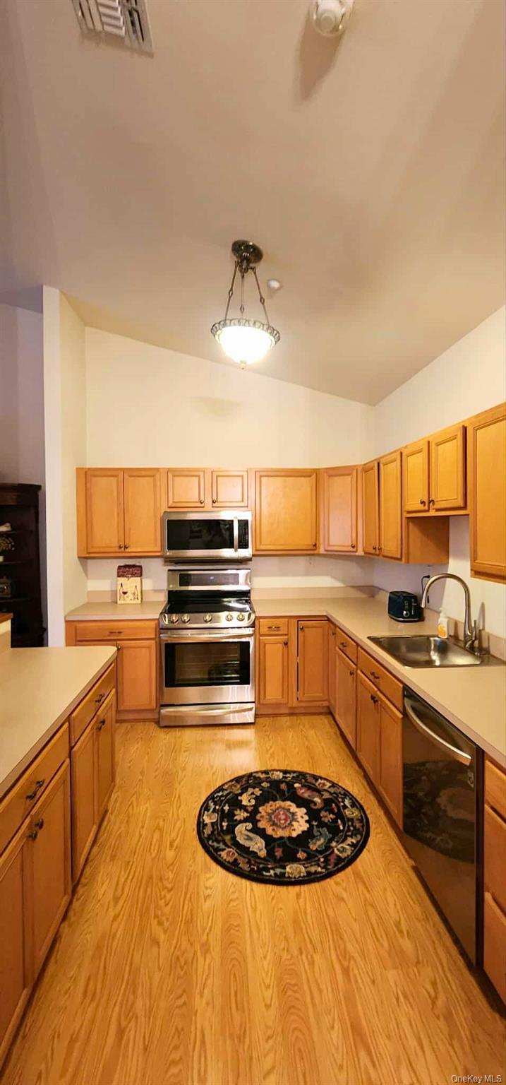 Condo Narragansett Villas  Suffolk County, NY 11757, MLS-940576-7