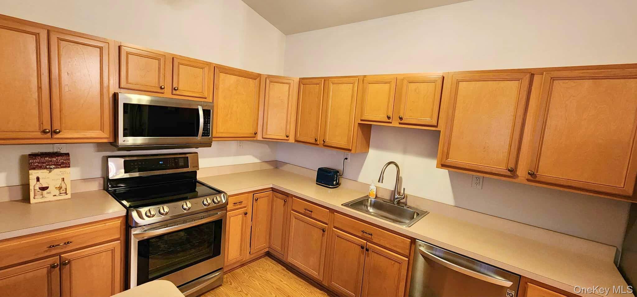 Condo Narragansett Villas  Suffolk County, NY 11757, MLS-940576-9