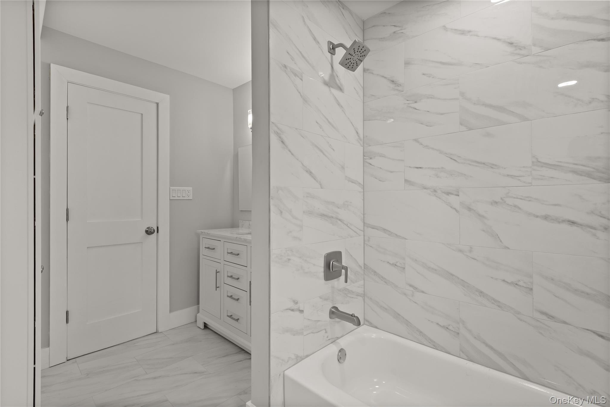 Single Family Crooked Hill Suffolk County, NY 11743, MLS-940602-14