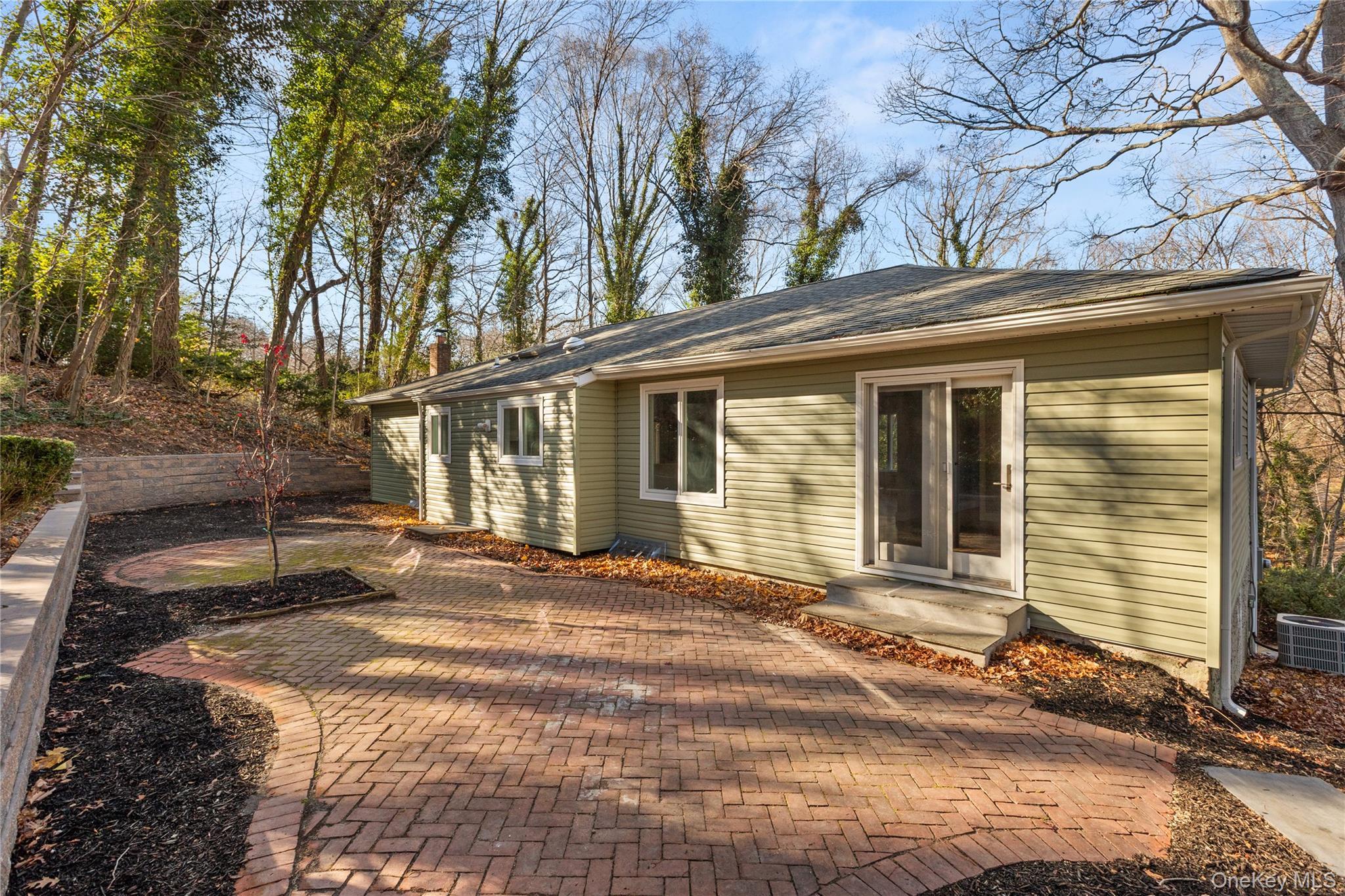 Single Family Crooked Hill Suffolk County, NY 11743, MLS-940602-17